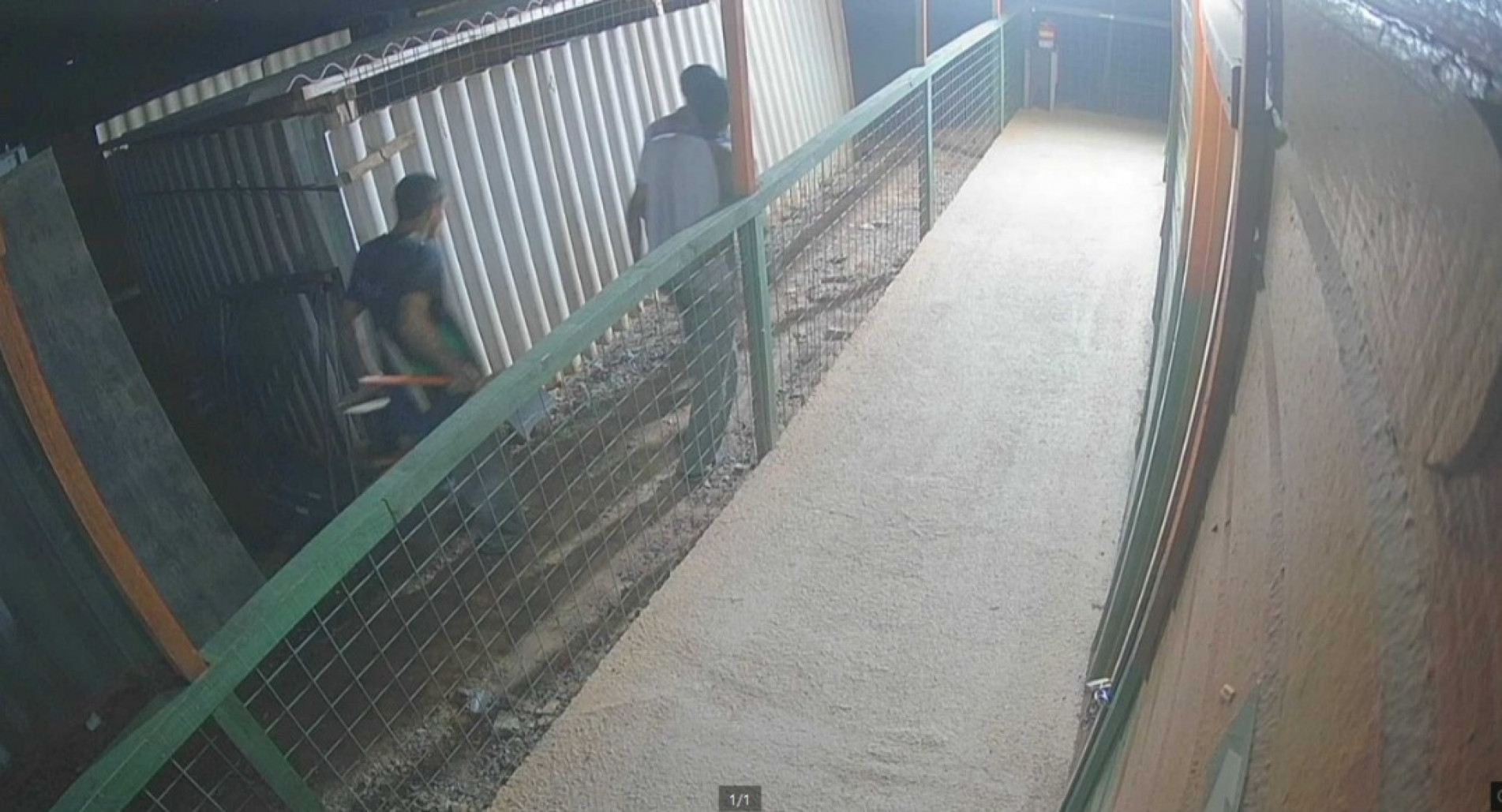 Imagem da câmera de segurança mostra os homens furtando a obra