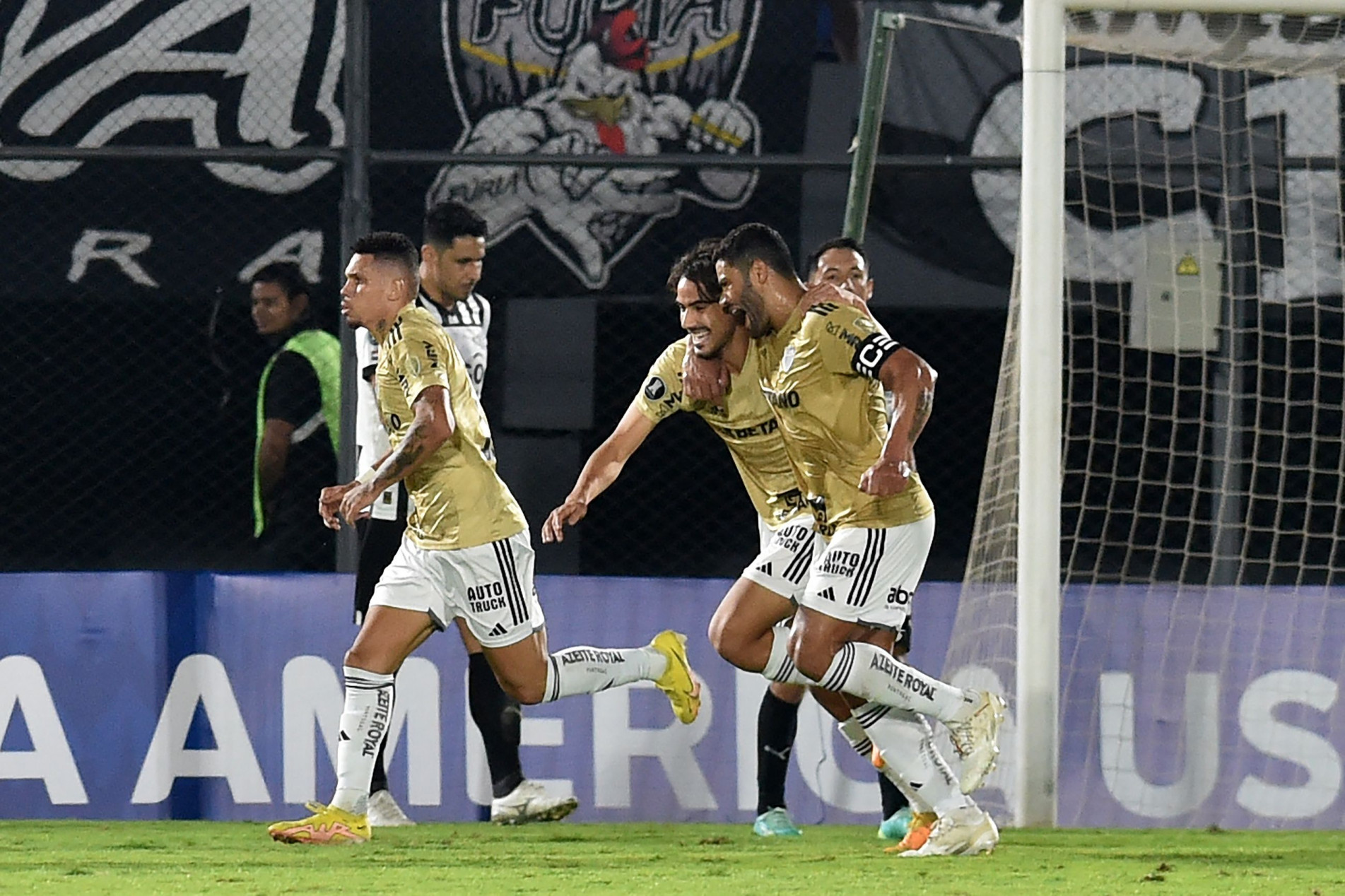 Jogadores do Atlético comemoram o gol de Igor Gomes
