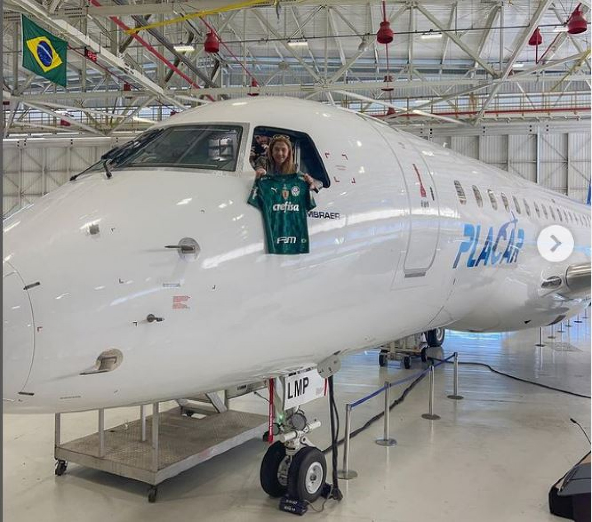 Leila Pereira posou para fotos na entrega da aeronave