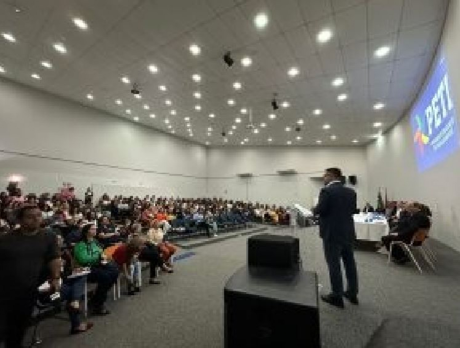 Debates sobre estratégias acontecem no Centro de Referência em Educação