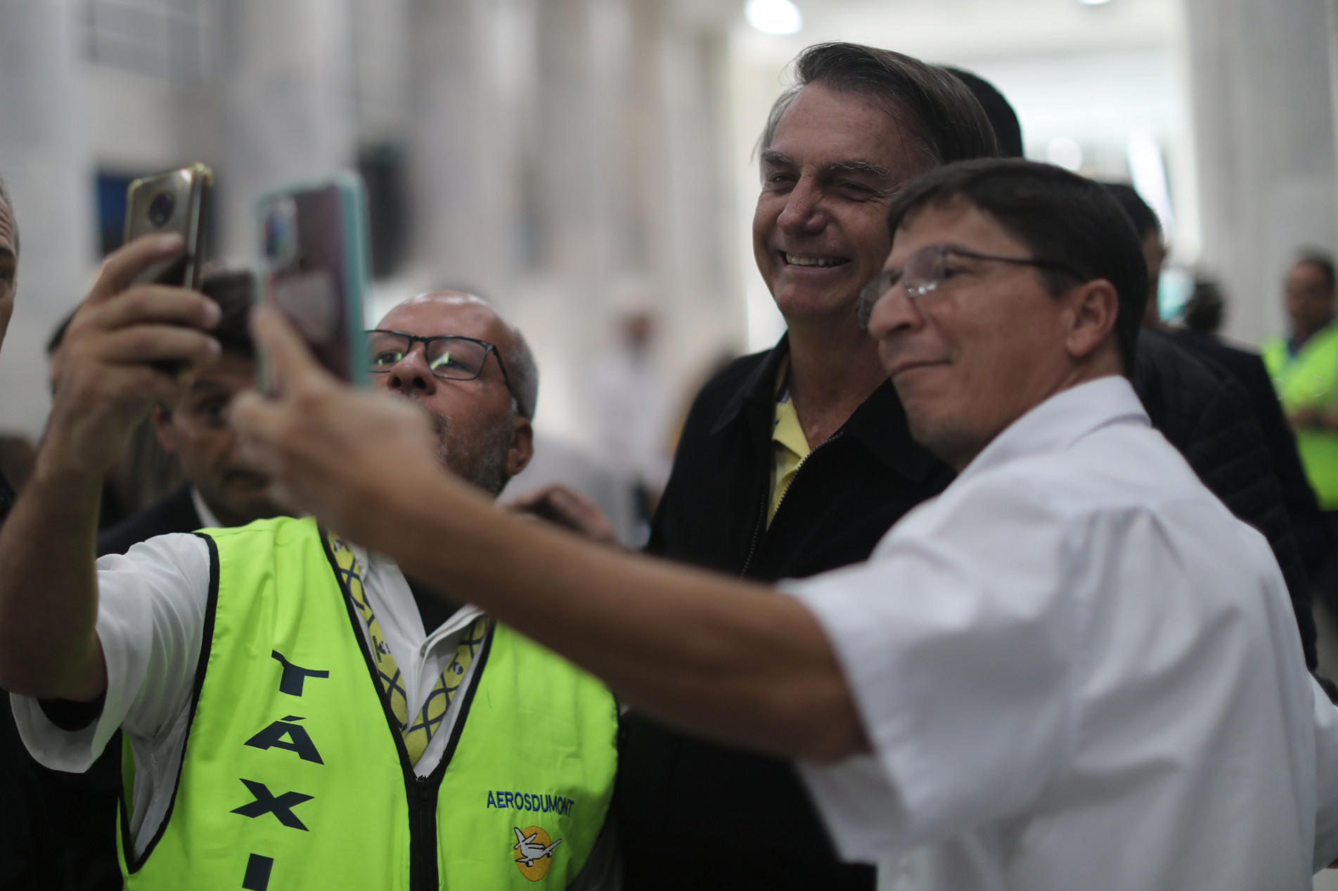 Bolsonaro tira foto com apoiadores no aeroporto do Rio de Janeiro
