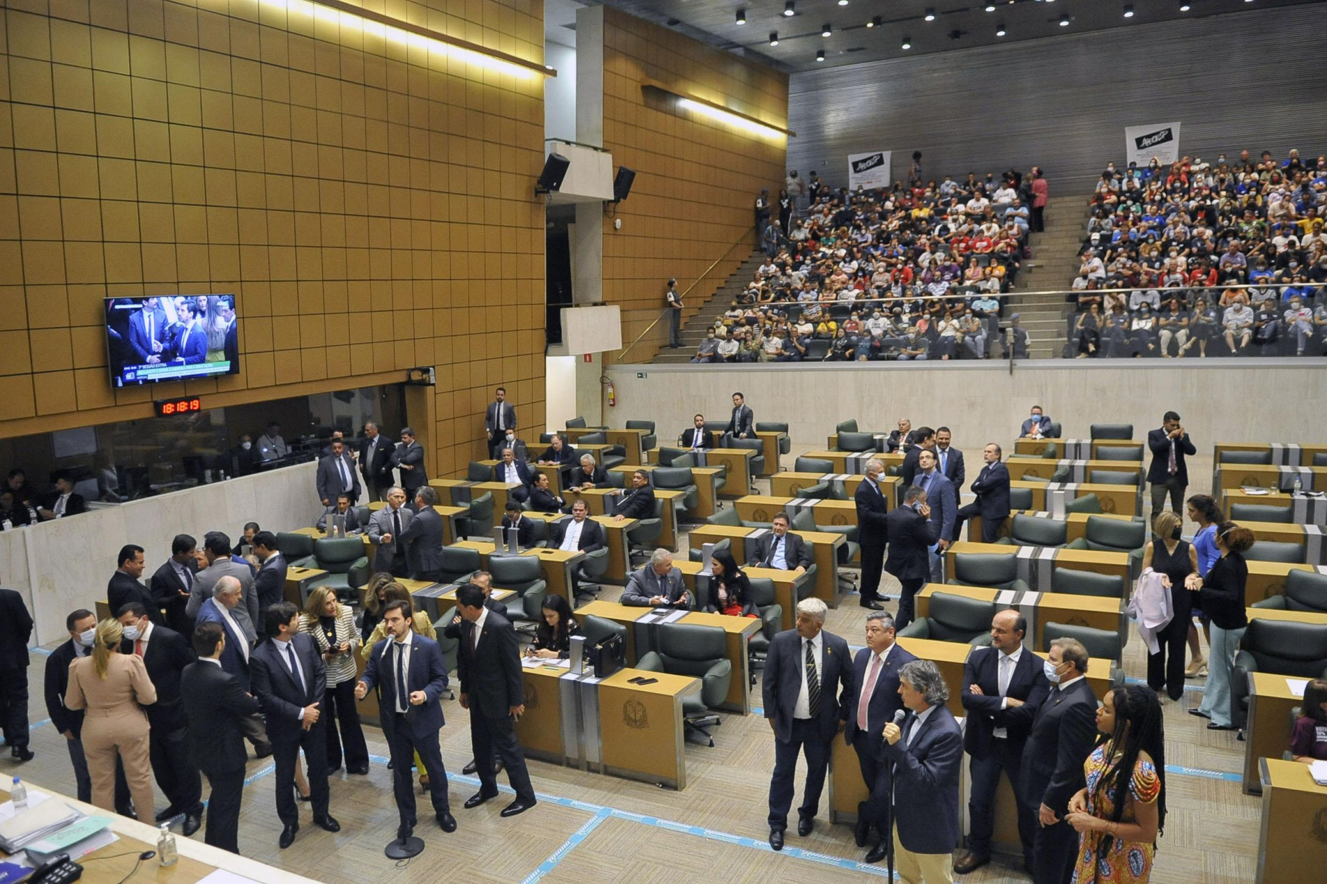 Votação do projeto de aumento salarial ocorreu em sessão extraordinária, na noite de quarta