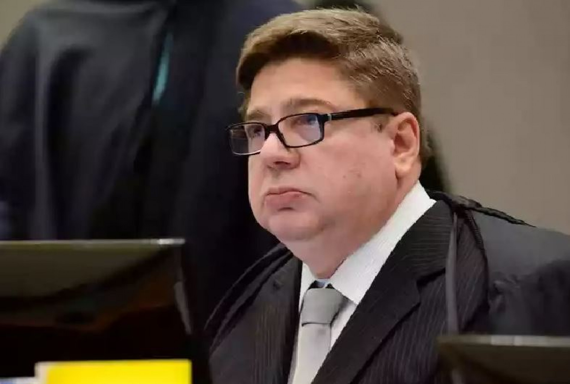 Ministro Raul Araújo votou pela absolvição de Bolsonaro