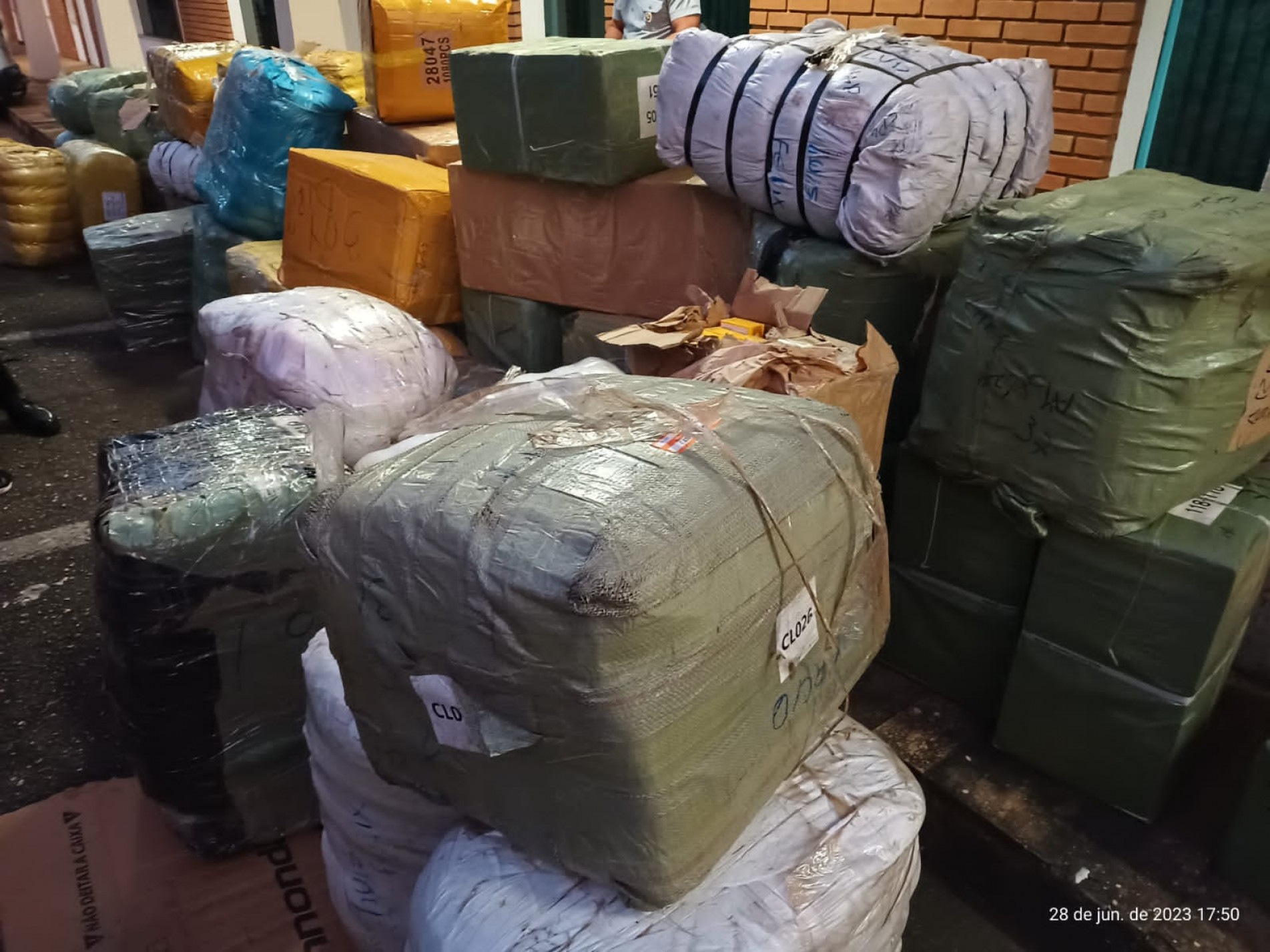 Objetos apreendidos foram levados para a Polícia Federal