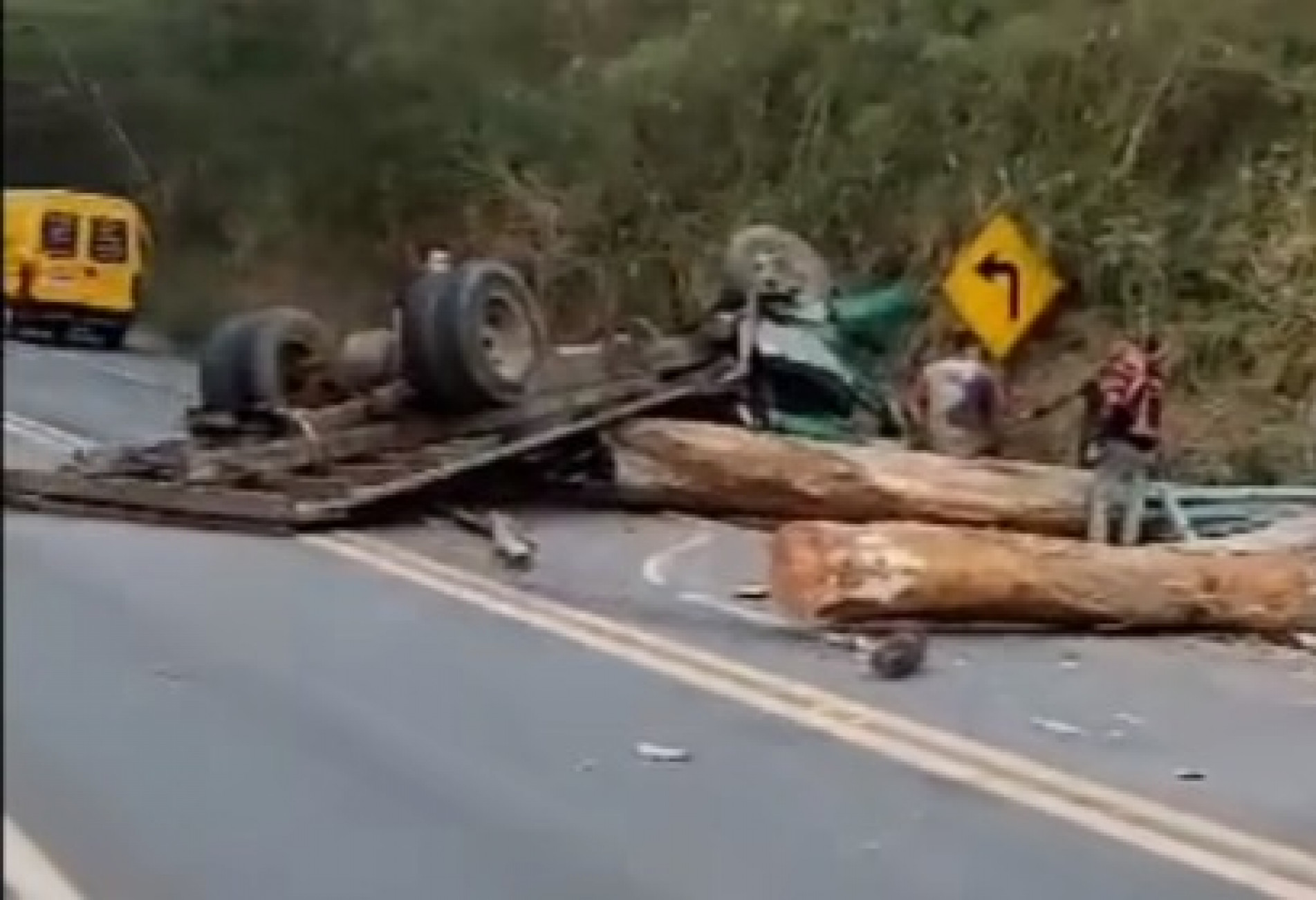 Acidente entre caminhão e carro deixa três feridos