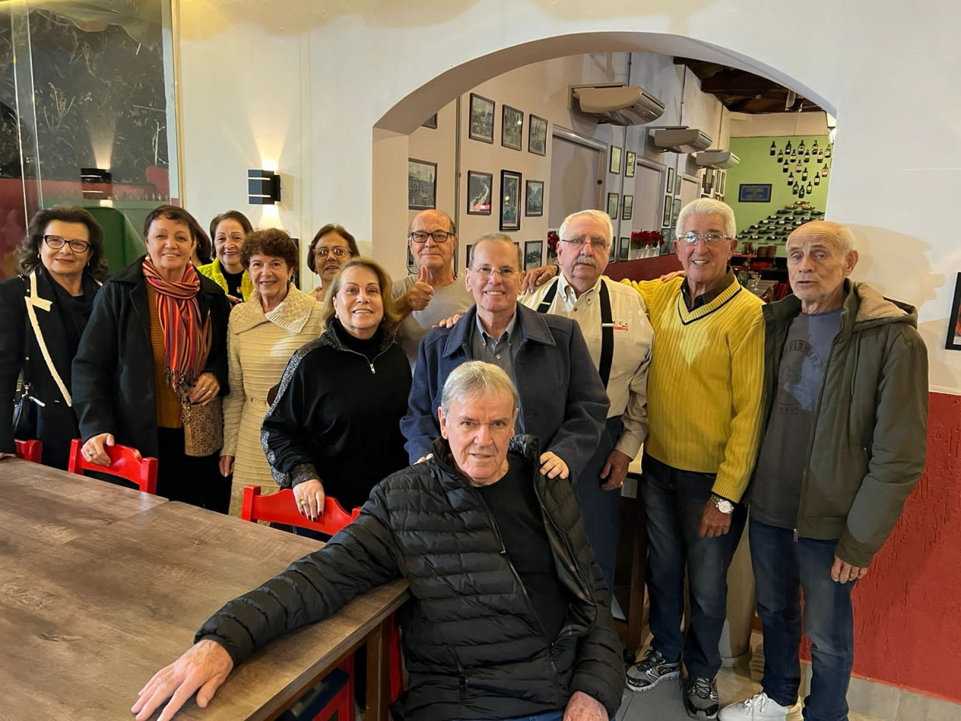 Na foto estão da esquerda para a direita: Silma, Sandra, Sônia, Rosa (atrás), Bete, Ana Lúcia, José Ítalo, Claudinir, Neto, Sérgio, Clóvis (sentado) e Geraldo