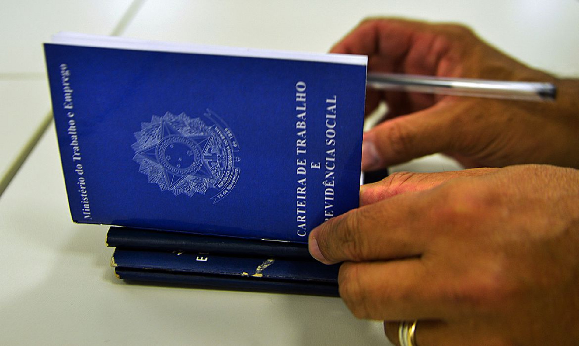 Embora o desemprego tenha recuado no trimestre encerrado em maio, a população desocupada ficou em 8,9 milhões de pessoas no período