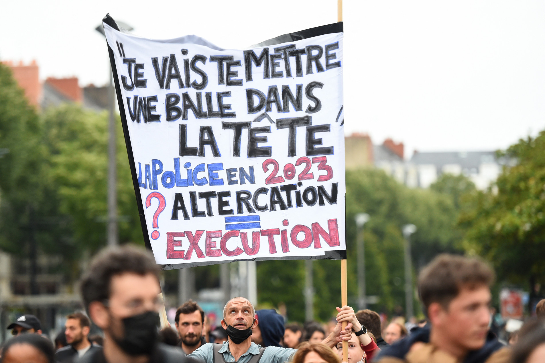 Manifestantes tomaram as ruas de várias cidades francesas, carros foram destruídos durante os protestos