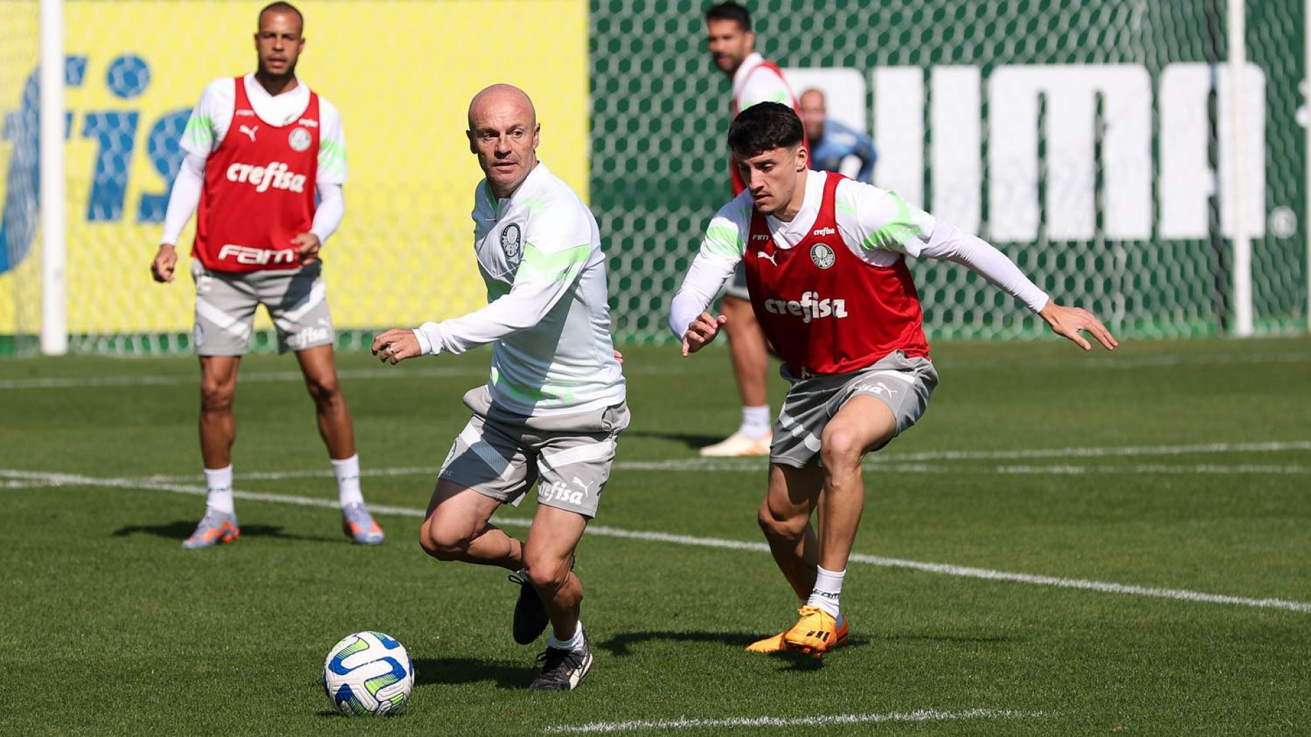 O auxiliar Vitor Castanheira bateu uma bola no treino