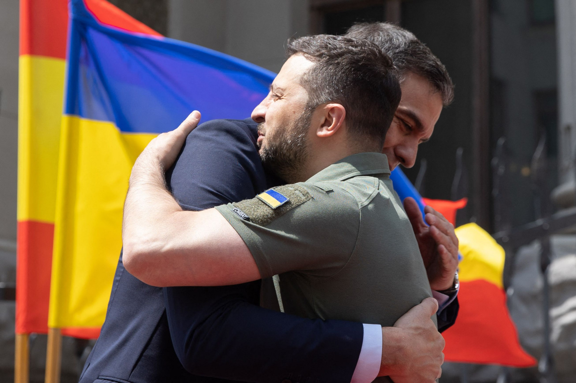 Pedro Sánchez e Volodimir Zelensky: abraço cheio de simbolismos