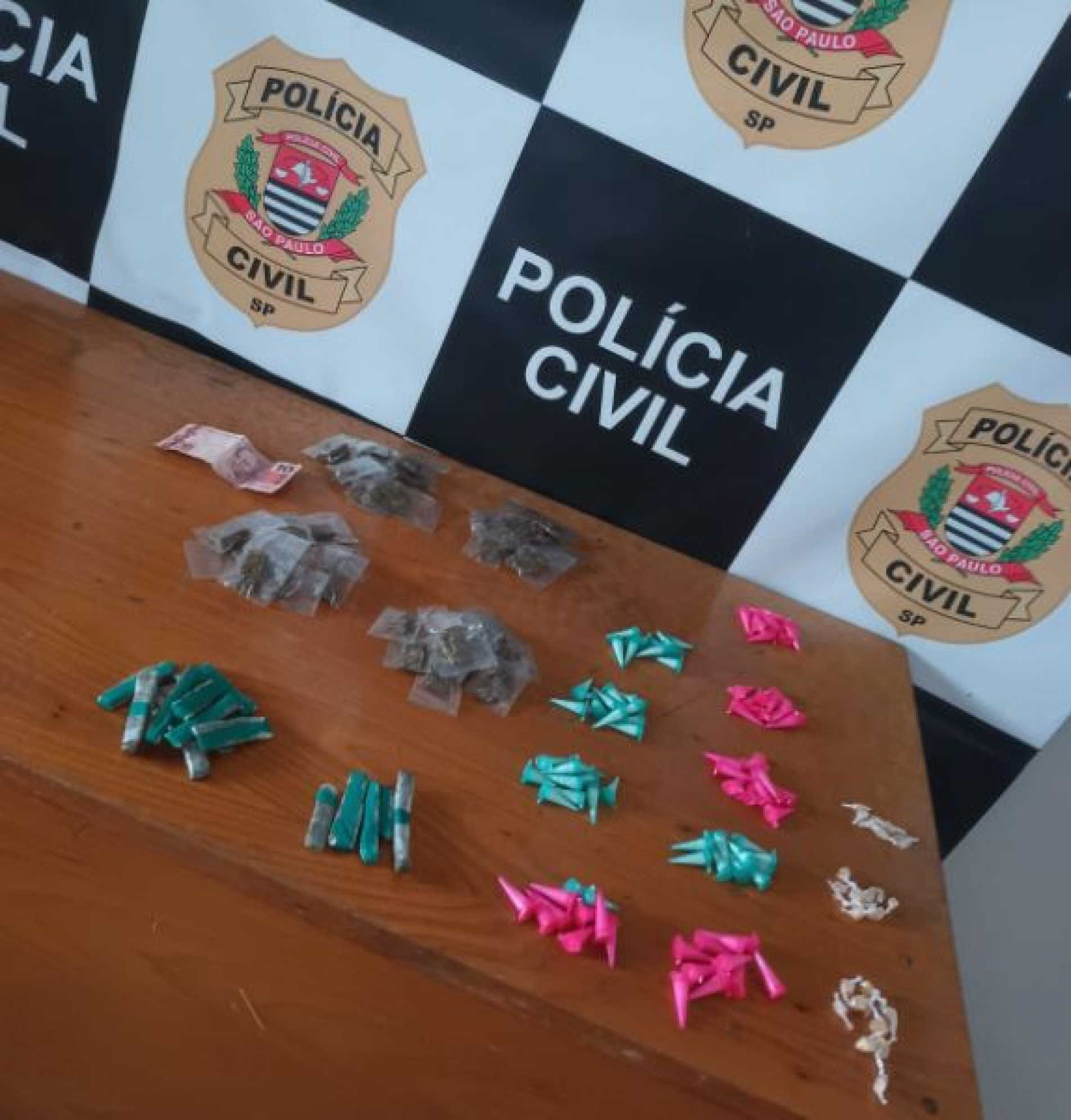 Com o adolescente, os policiais encontraram porções de cocaína, maconha e crack 