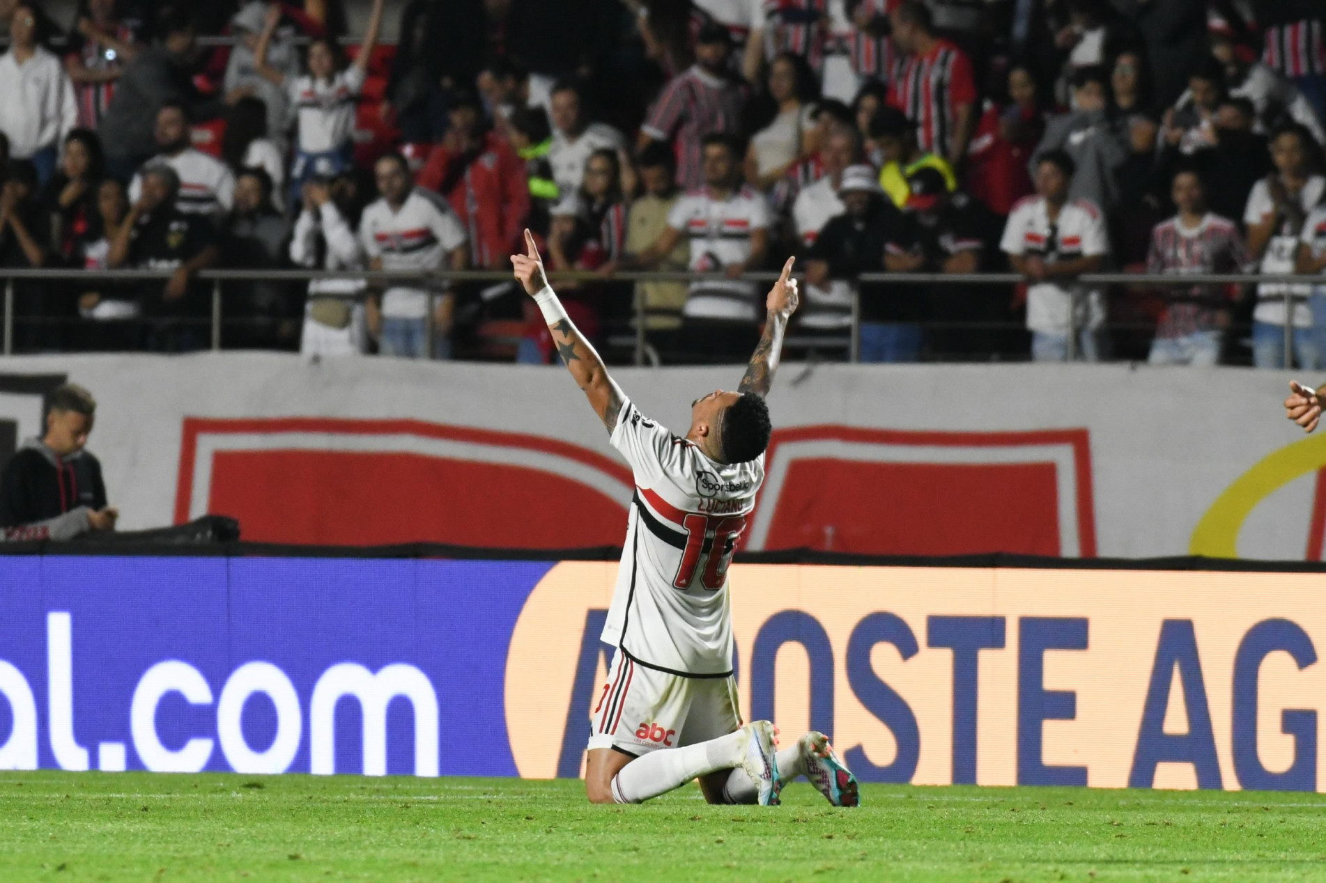 Luciano comemorou muito o gol salvador no Morumbi