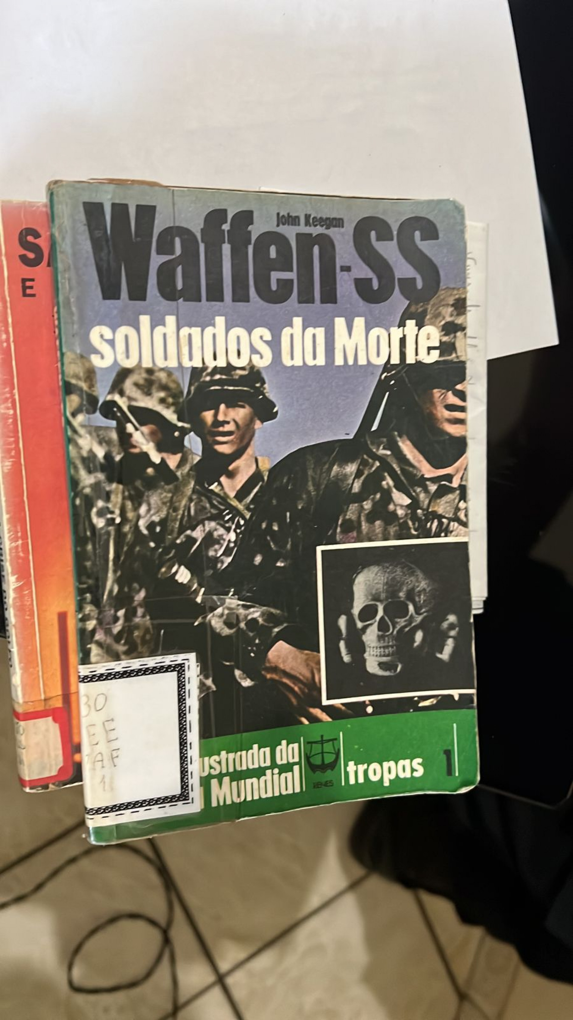 Foram apreendidos aparelhos celulares, machado, faca e um livro com matéria sobre a "Schutzsttafel"