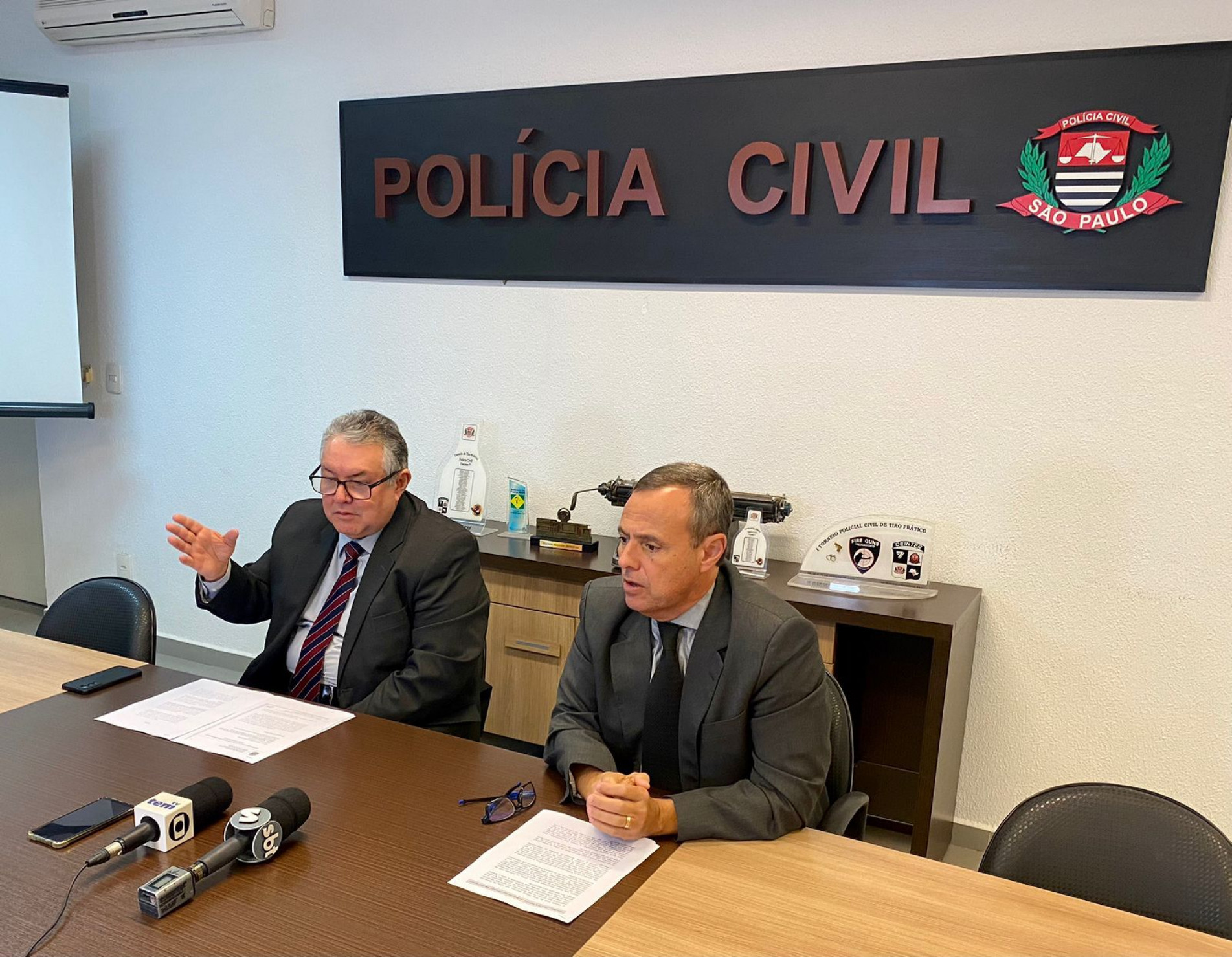 O delegado seccional, Jos&eacute; Humberto Urban Filho, e o delegado Ac&aacute;cio Aparecido Leite falaram sobre a pris&atilde;o dos acusados