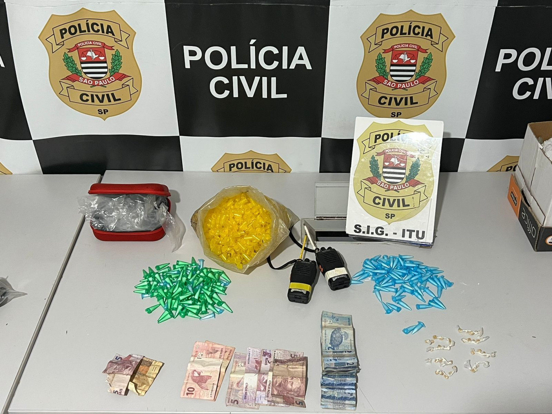 Durante a abordagem, foram encontradas 180 porções de cocaína, 40 de crack, além de R$ 110,00 em dinheiro, dois rádios comunicadores, carregadores e diversos microtubos vazios