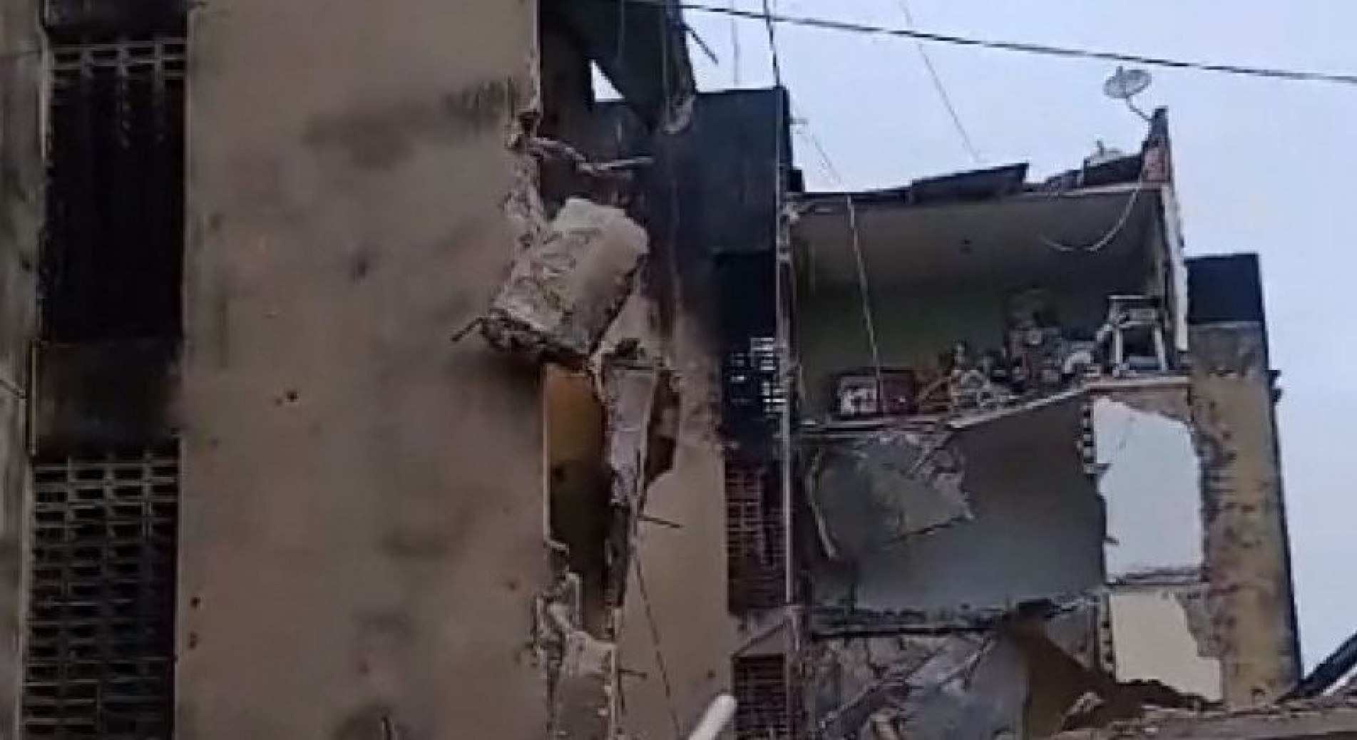 Na manhã desta sexta-feira (7), prédio localizado no Janga, em Paulista, no Grande Recife, desabou e deixa pessoas soterradas entre os escombros