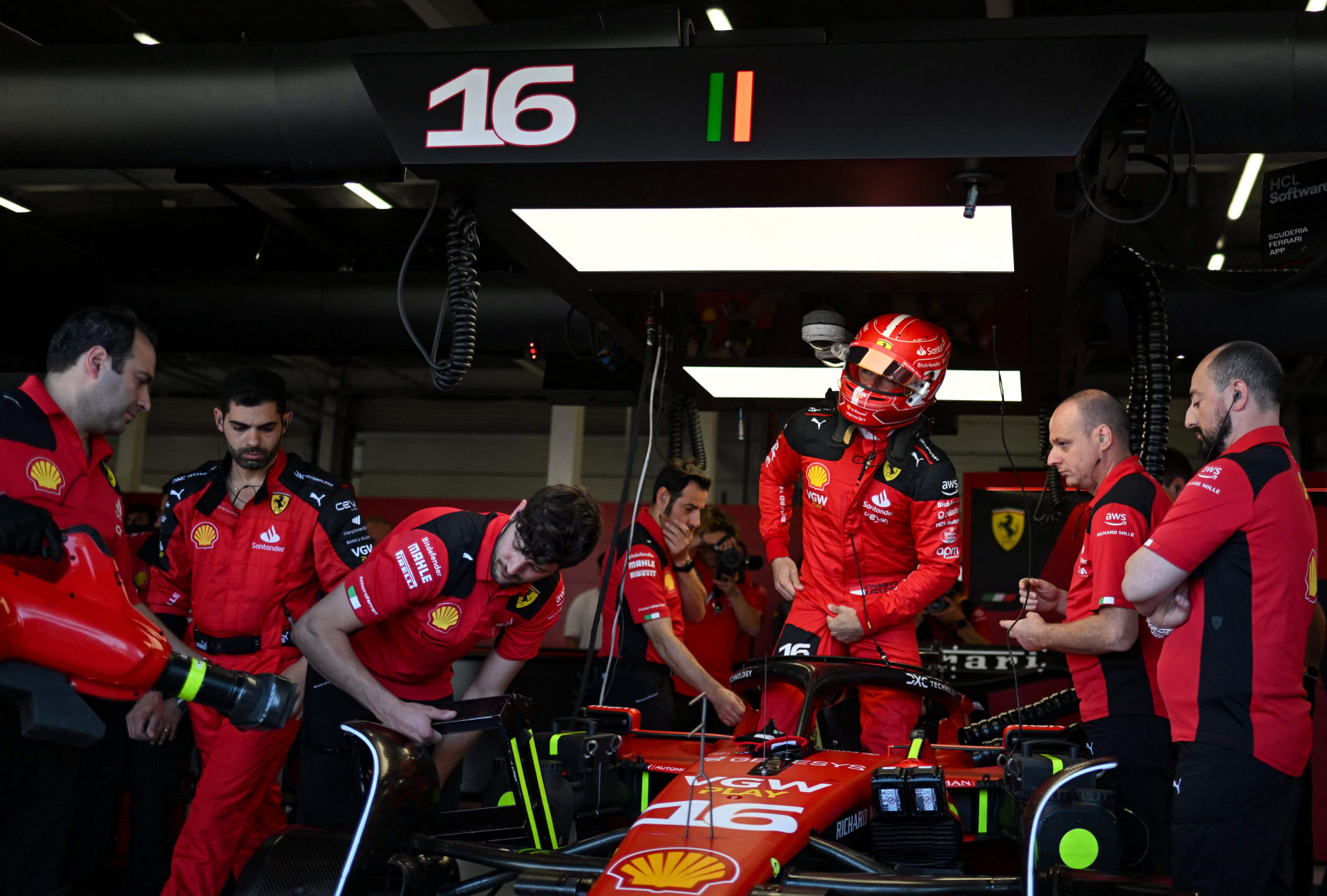 Problema elétrico na Ferrari impediu Leclerc de treinar