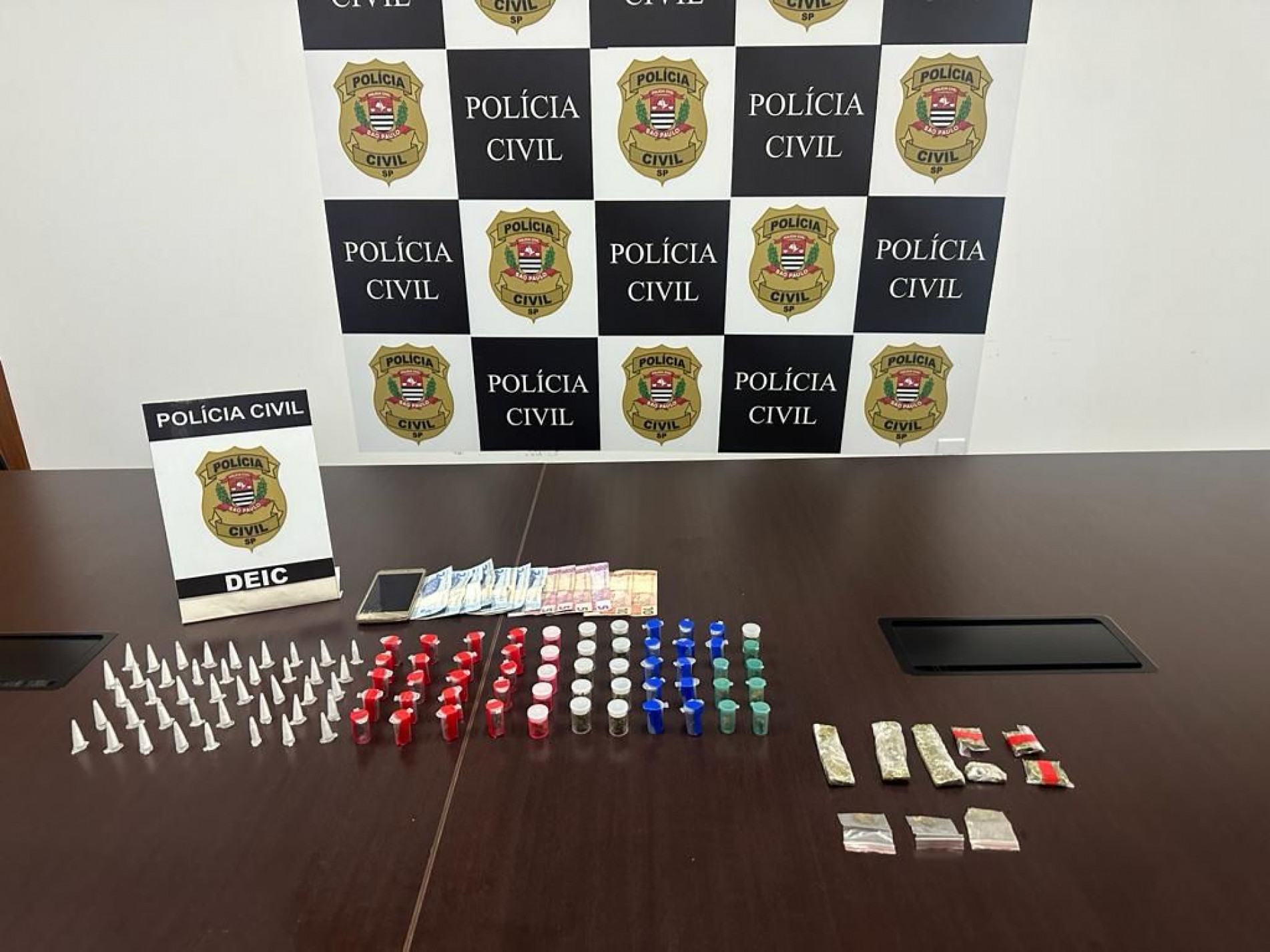 Foram apreendidas 82 porções de cocaína, 65 porções de maconha, R$ 56 em dinheiro e um aparelho telefônico