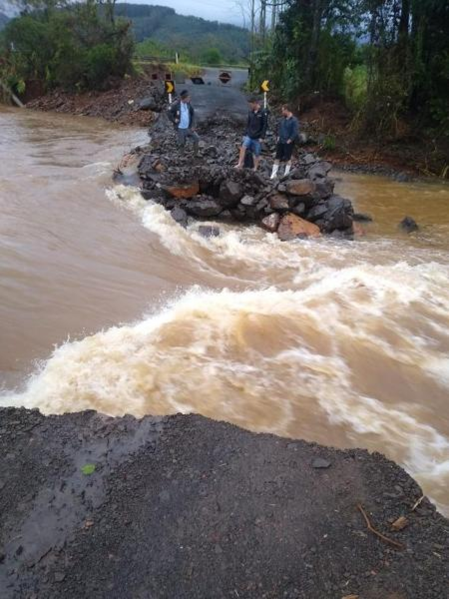 Passagem foi destruída pela chuva no interior do Estado