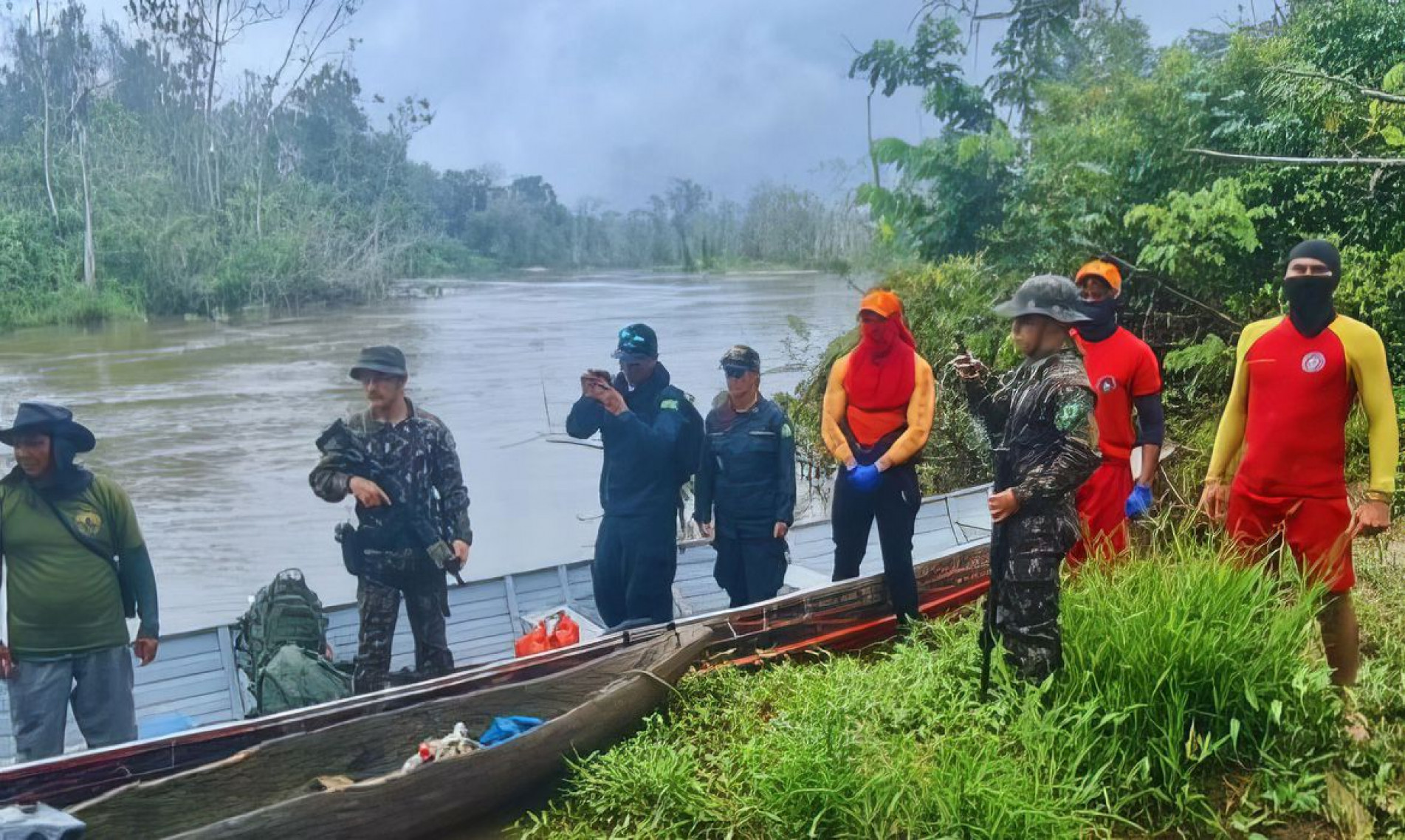 Corpo de Bombeiros Militar de Roraima conclui missão de buscas pelo corpo de uma criança indígena em terra yanomami. Foram 03 dias de buscas pelo corpo de uma menina indígena de 07 anos, na região do rio Parima. Foto: CBMRR/Instagram