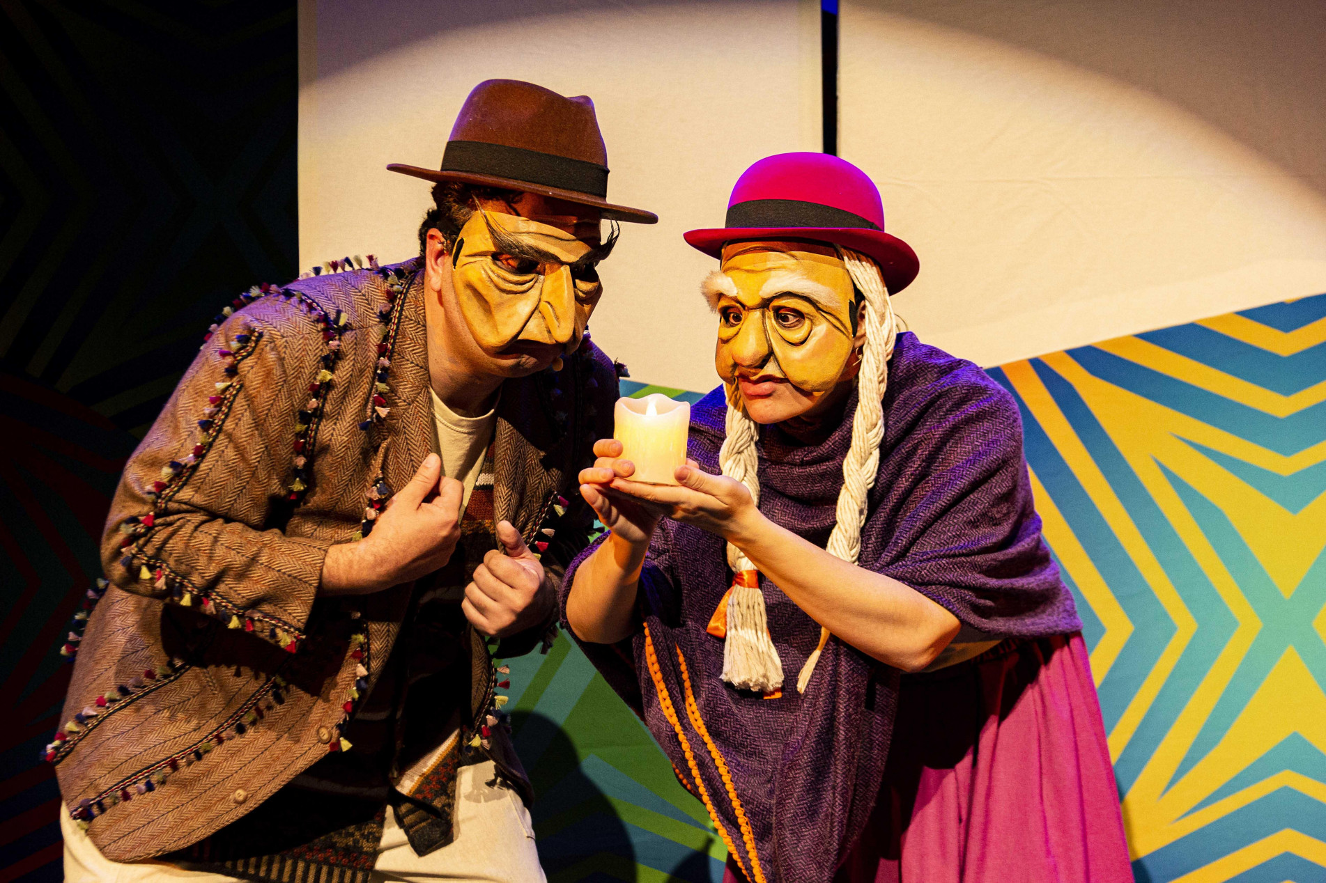 Máscaras são um dos elementos cênicos usados para transportar o espectador ao vilarejo Tokonar 