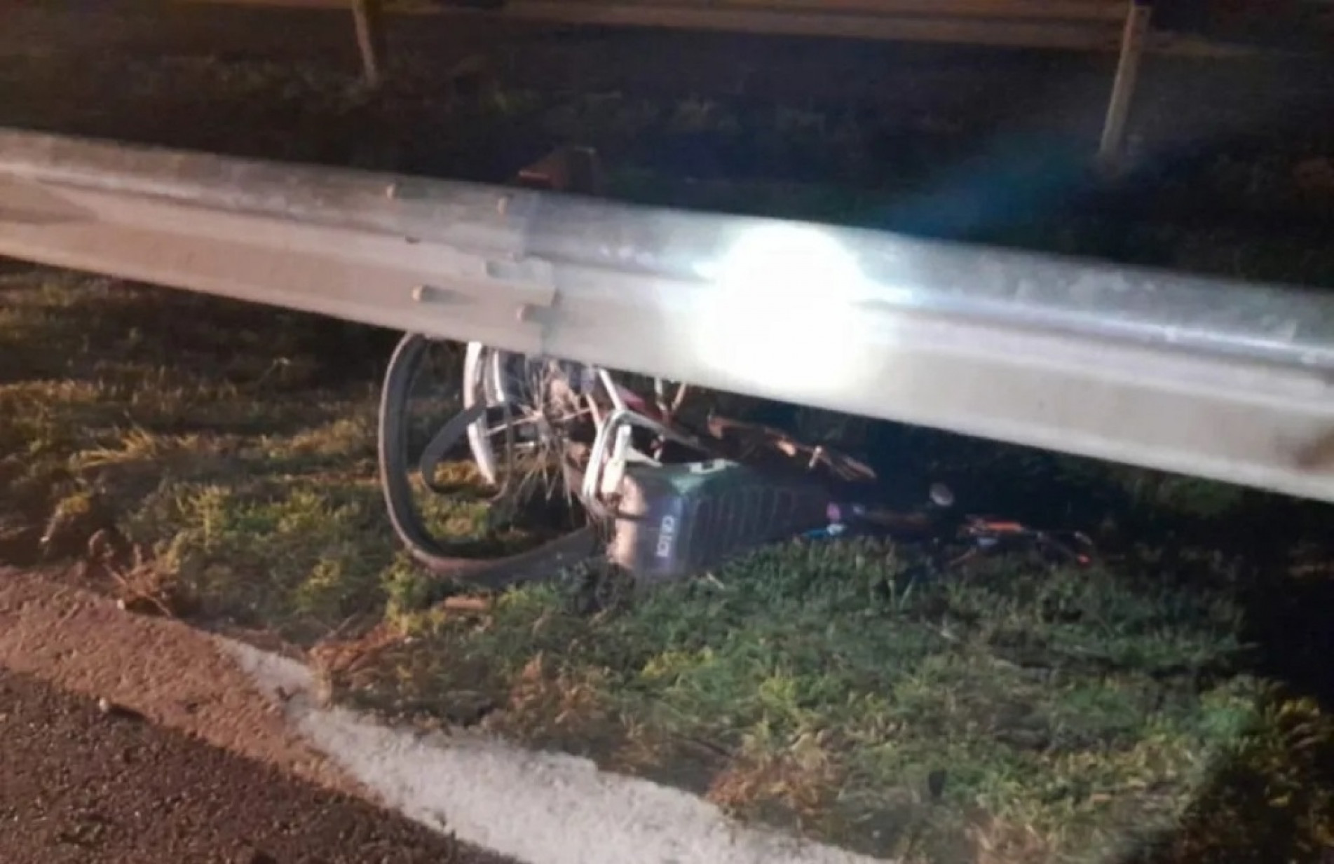 Bicicleta foi jogada contra o guard-rail; vítima foi socorrida mas não resistiu