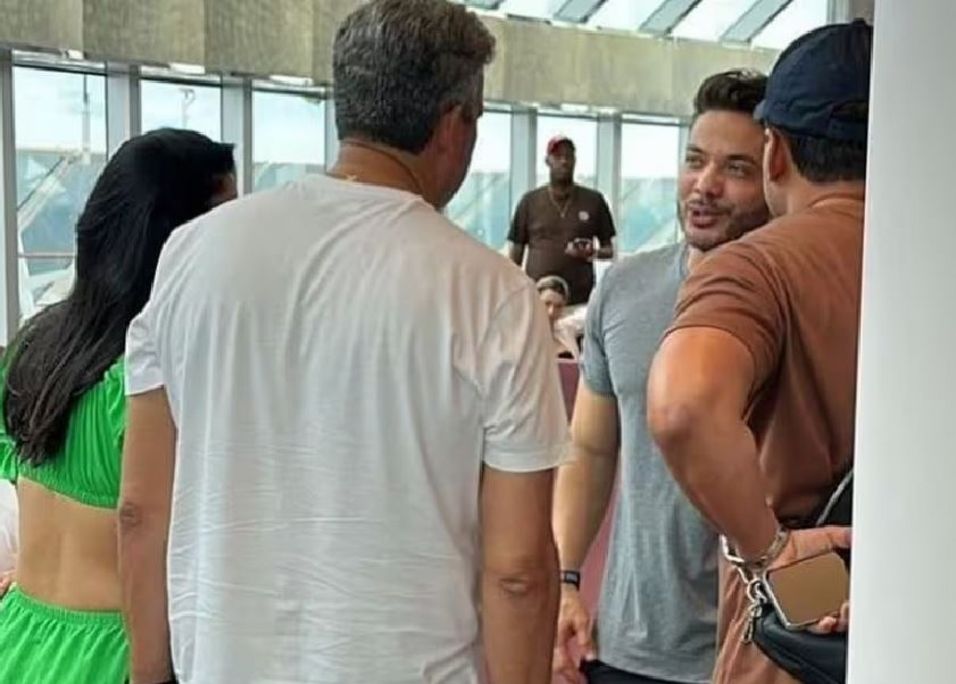 Lira foi flagrado conversando com Wesley Safadão no navio