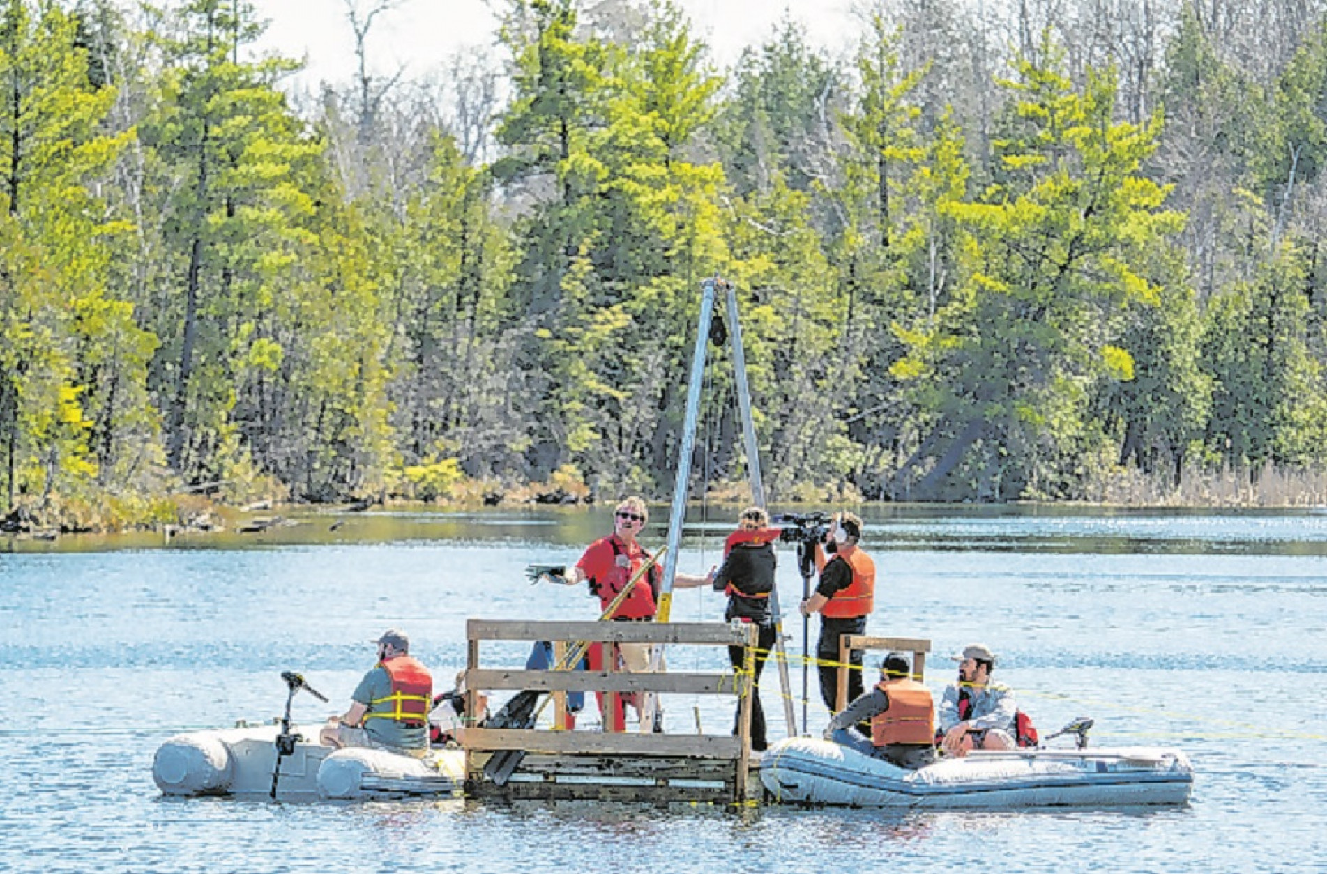 Pesquisadores colhem resíduos do lago Crawford, no Canadá