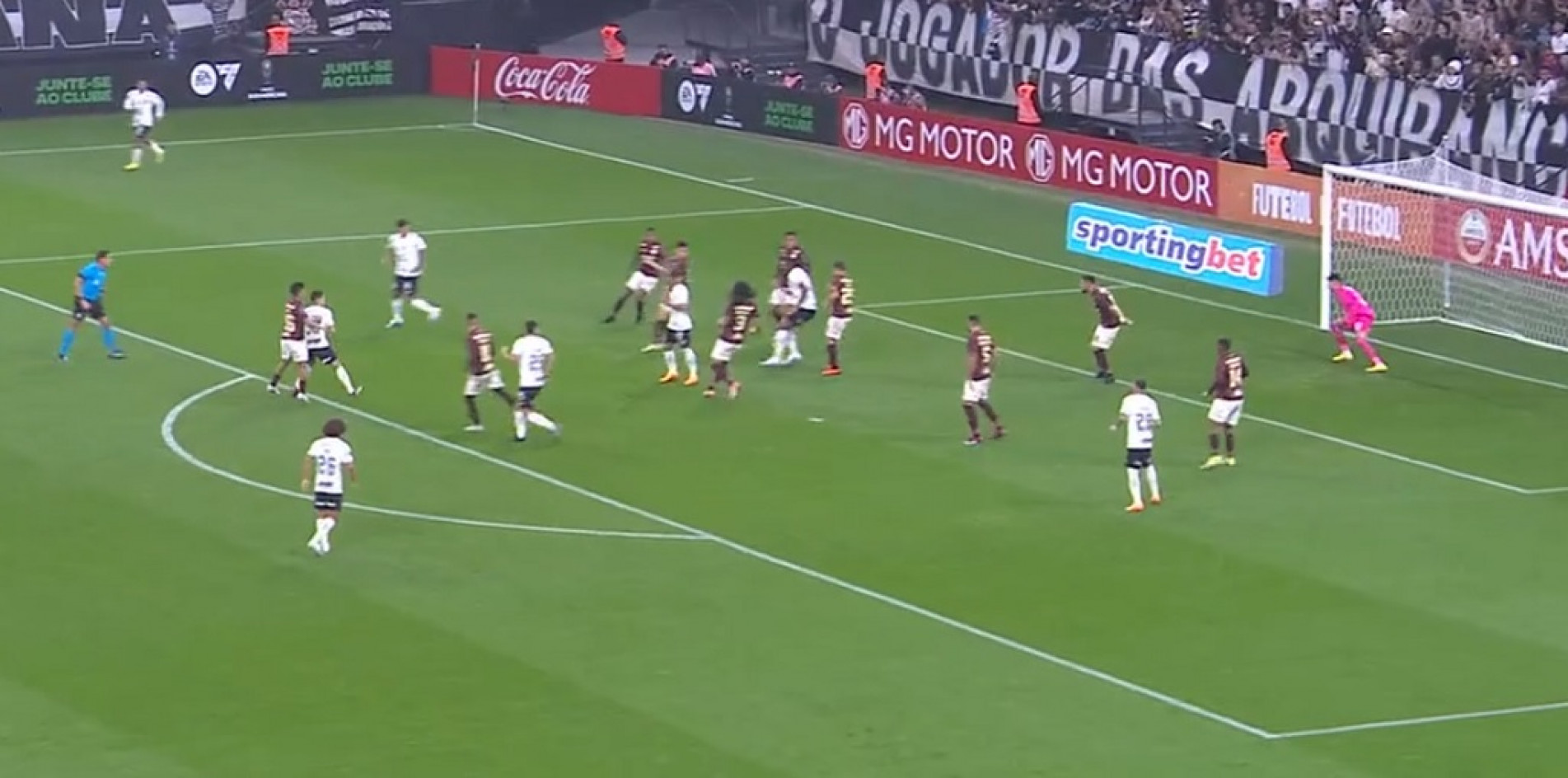 Mais uma vez entrando em campo com uma equipe completamente alternativa, o Corinthians iniciou o jogo pressionando