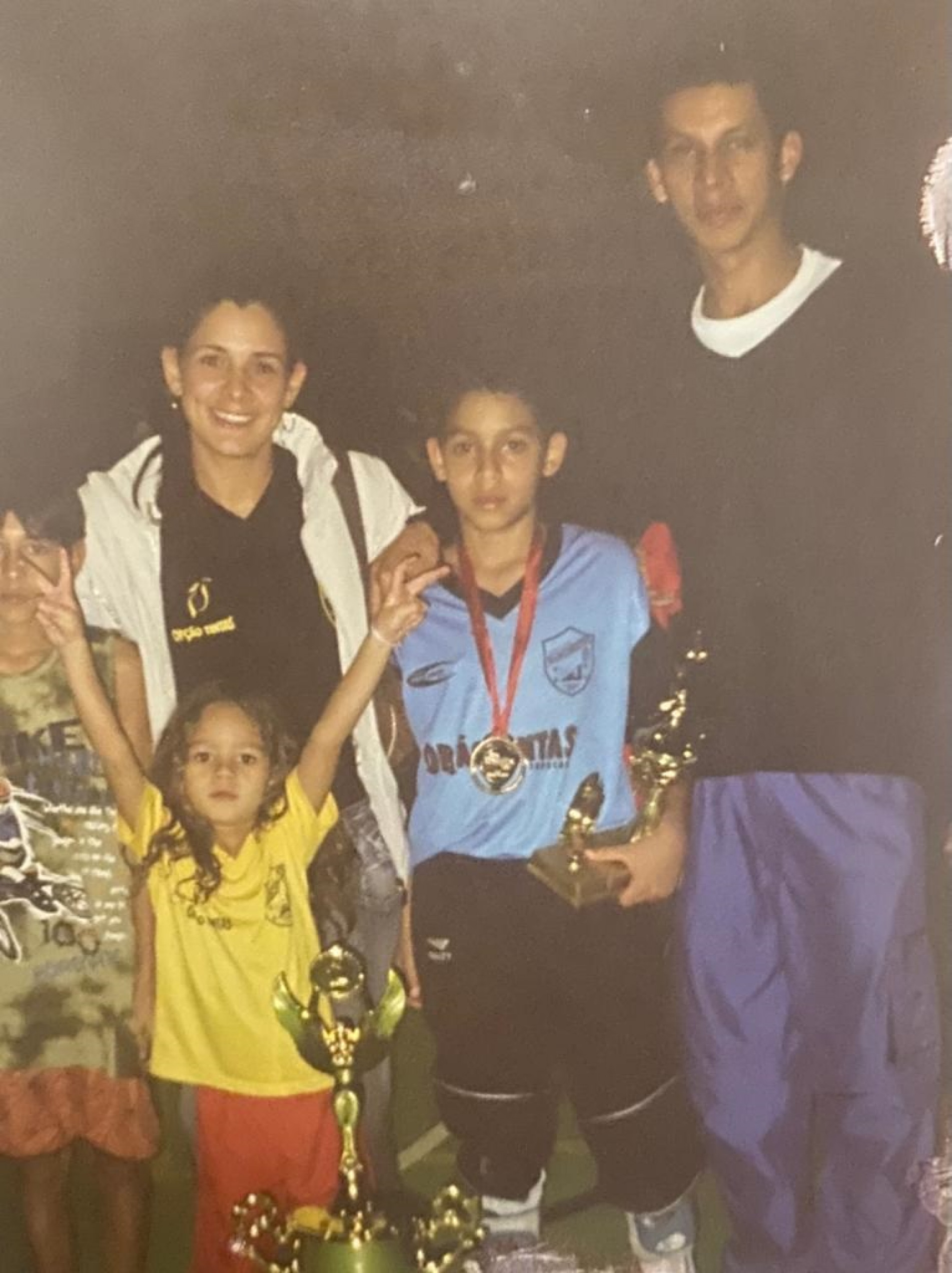 O sorocabano Kewin em dois momentos: ainda criança, como campeão do Cruzeirinho pelo Manchester