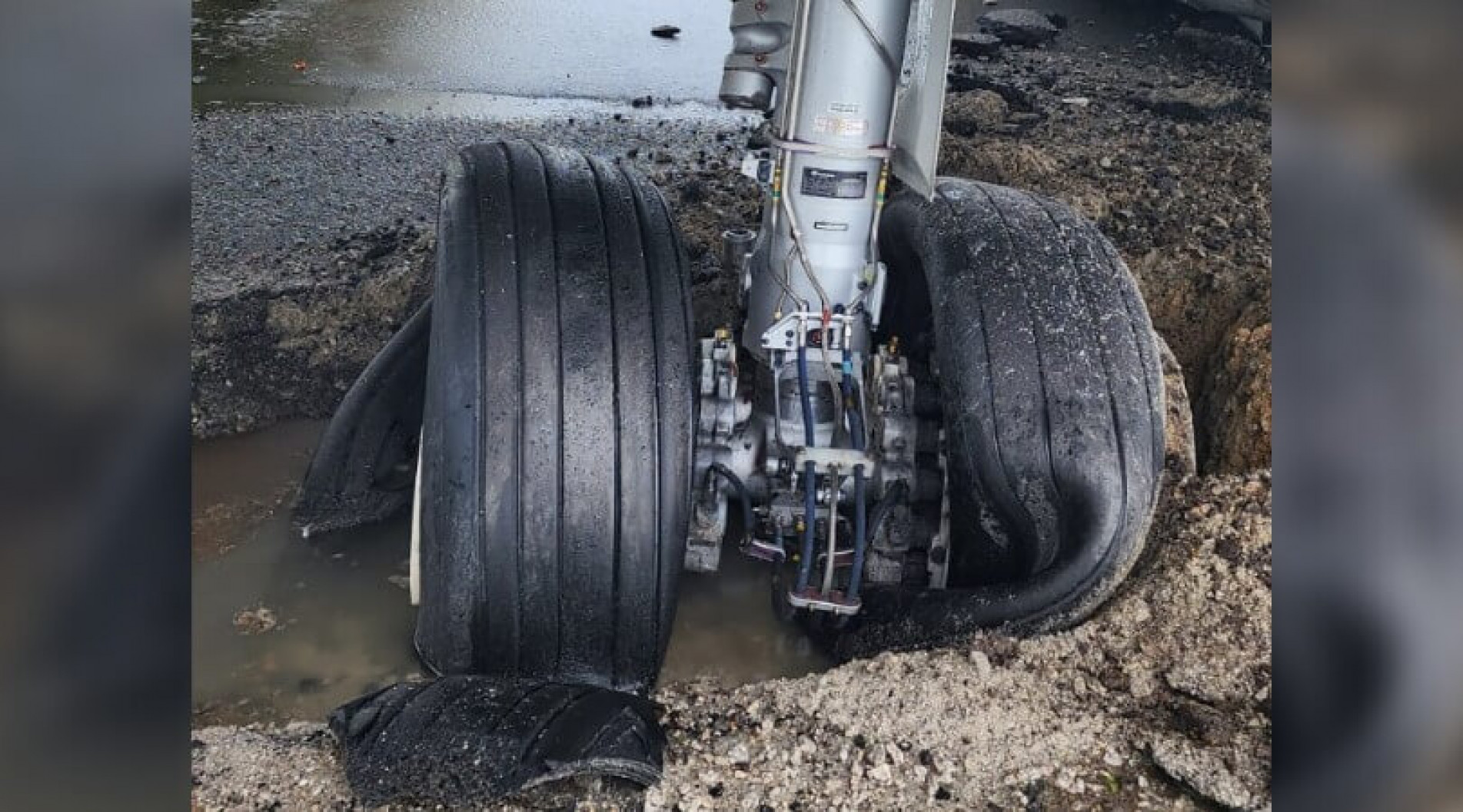 Equipes operacionais da Latam e do aeroporto trabalham para remover o avião e liberar a pista