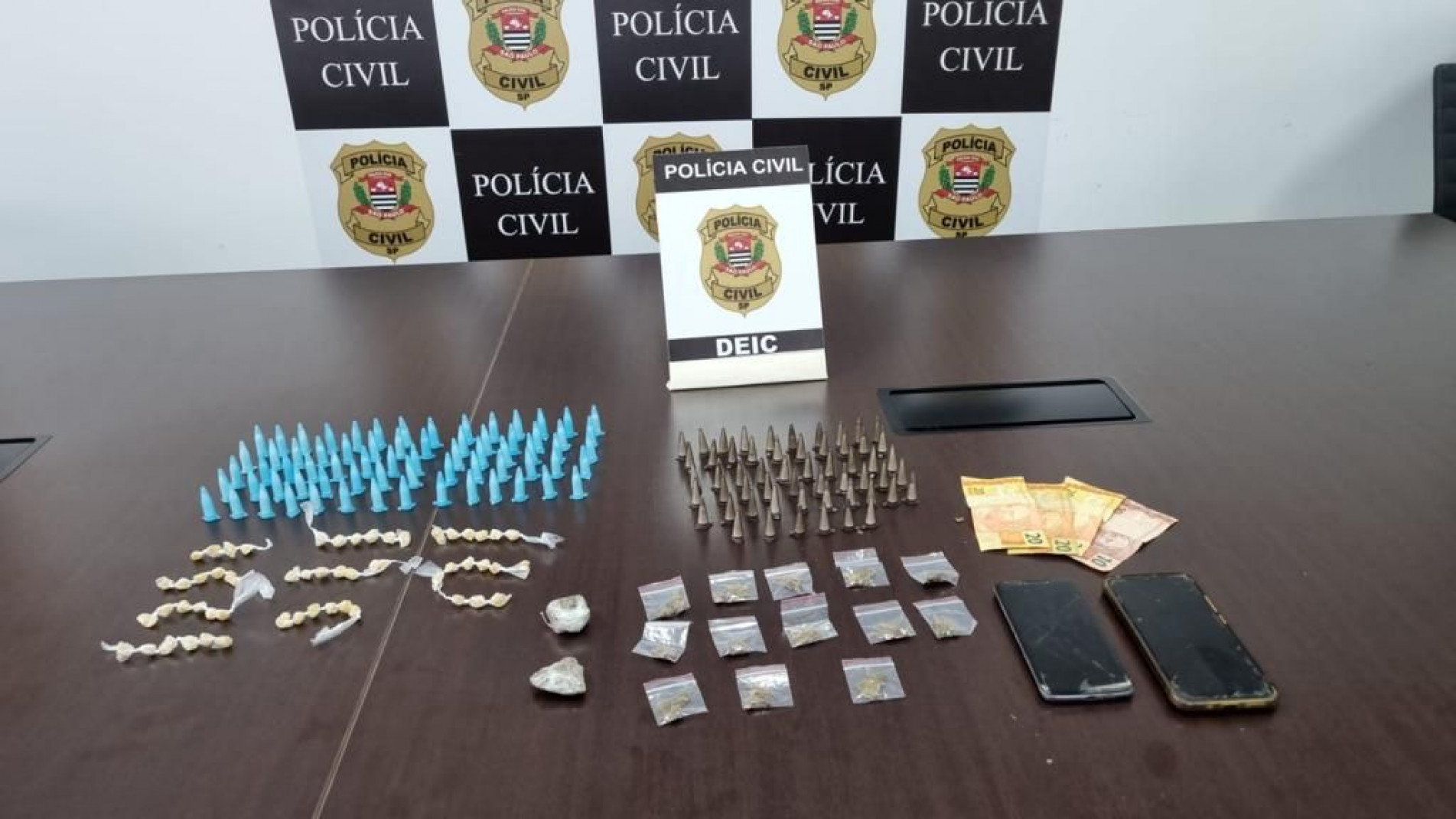 Policiais encontraram sacola com diversas porções de maconha, cocaína e crack