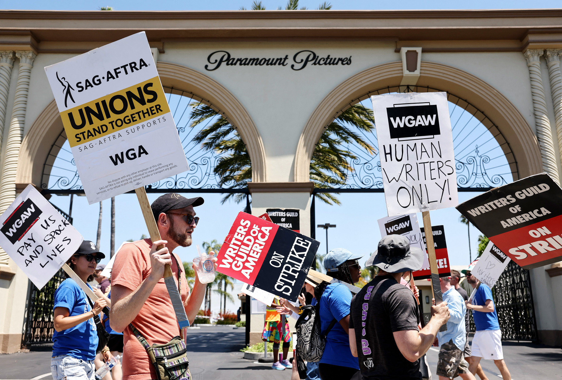 Os atores de Hollywood se uniram aos roteiristas na greve por aumentos salariais