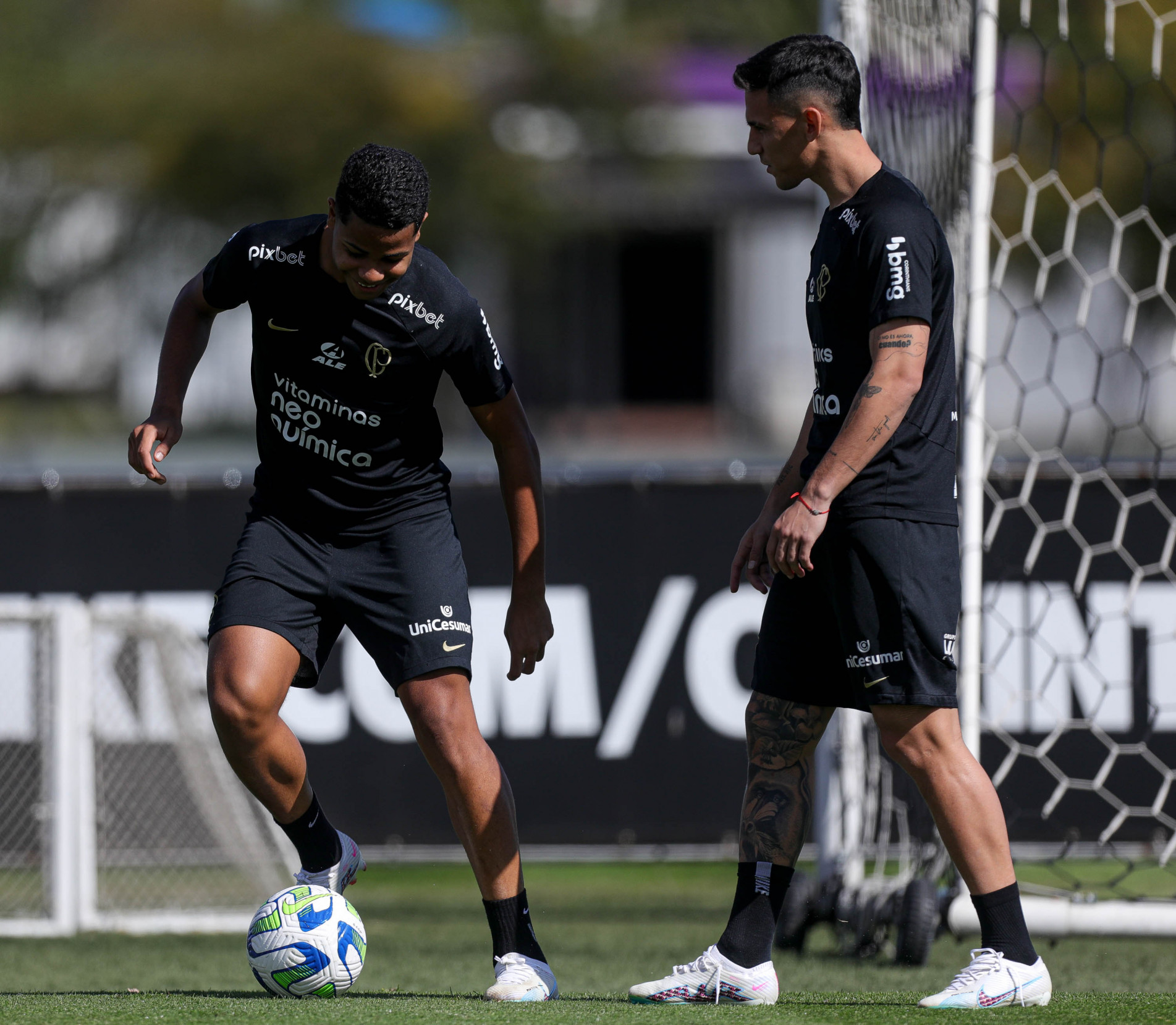 O meia-atacante paraguaio Matías Rojas (dir.), recém-contratado, fará sua estreia