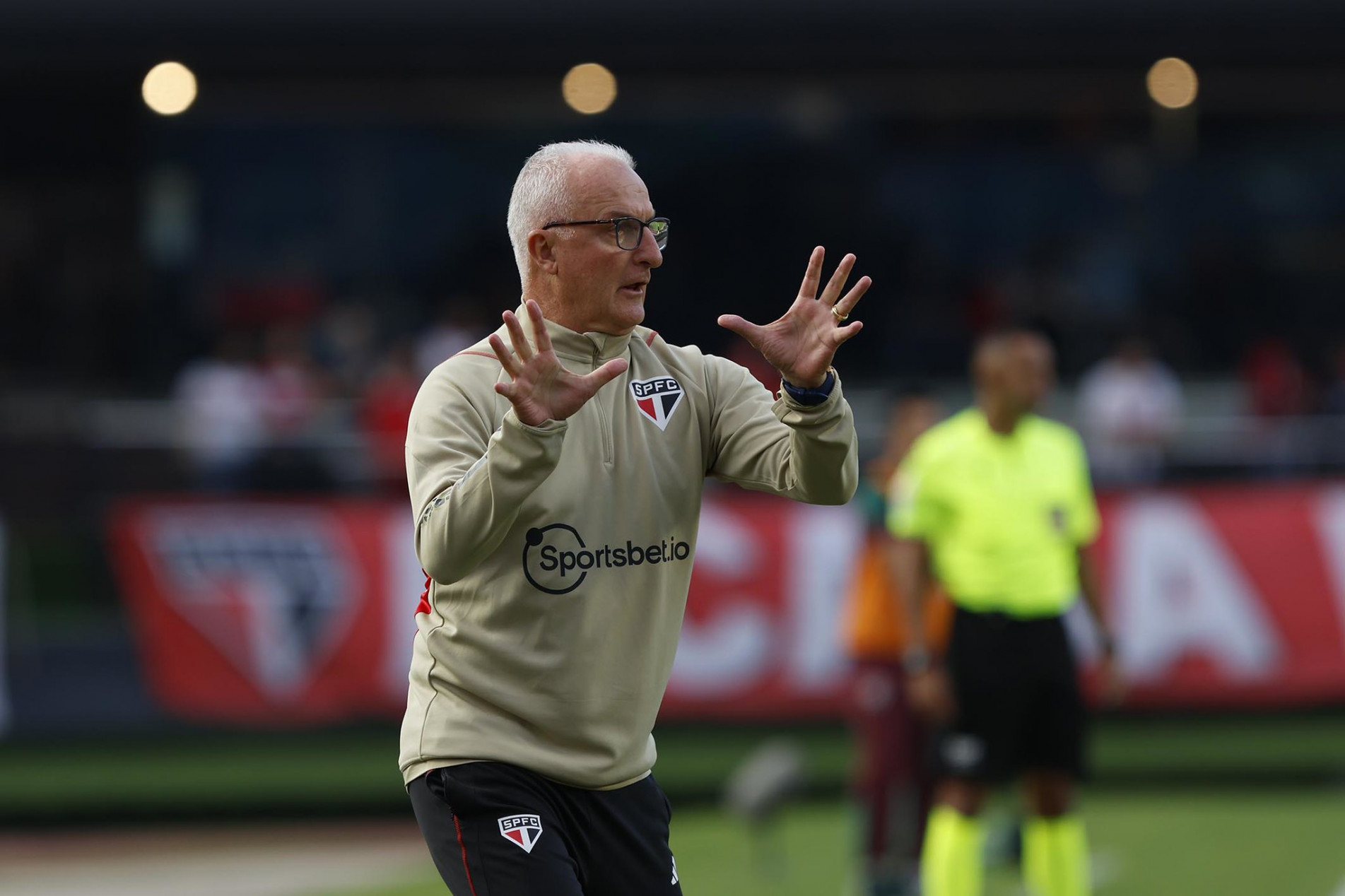 Enquanto Dorival Júnior celebra o bom momento