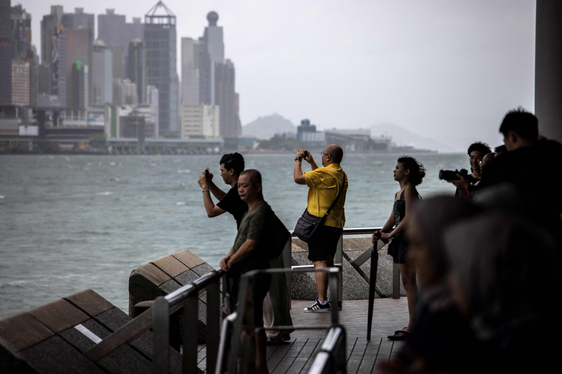 Em Hong Kong, turistas tentam flagrar chegada do ciclone