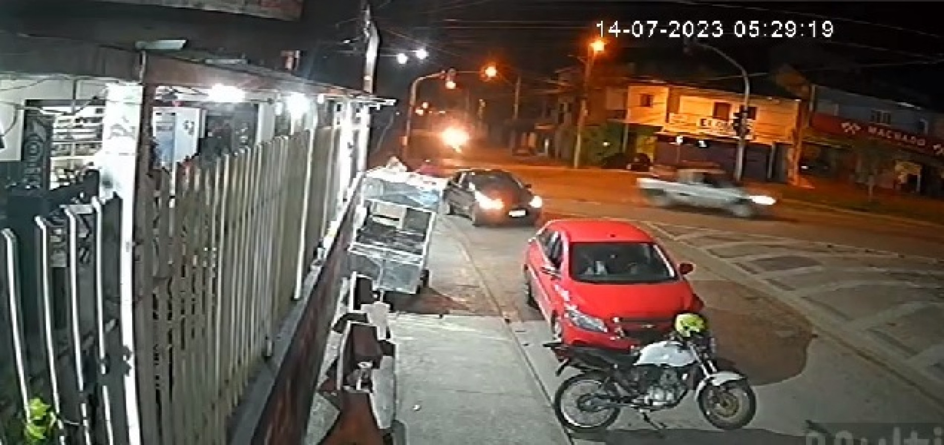 A Polícia Civil analisa as imagens e faz diligências em busca de elementos que auxiliem no esclarecimento dos fatos