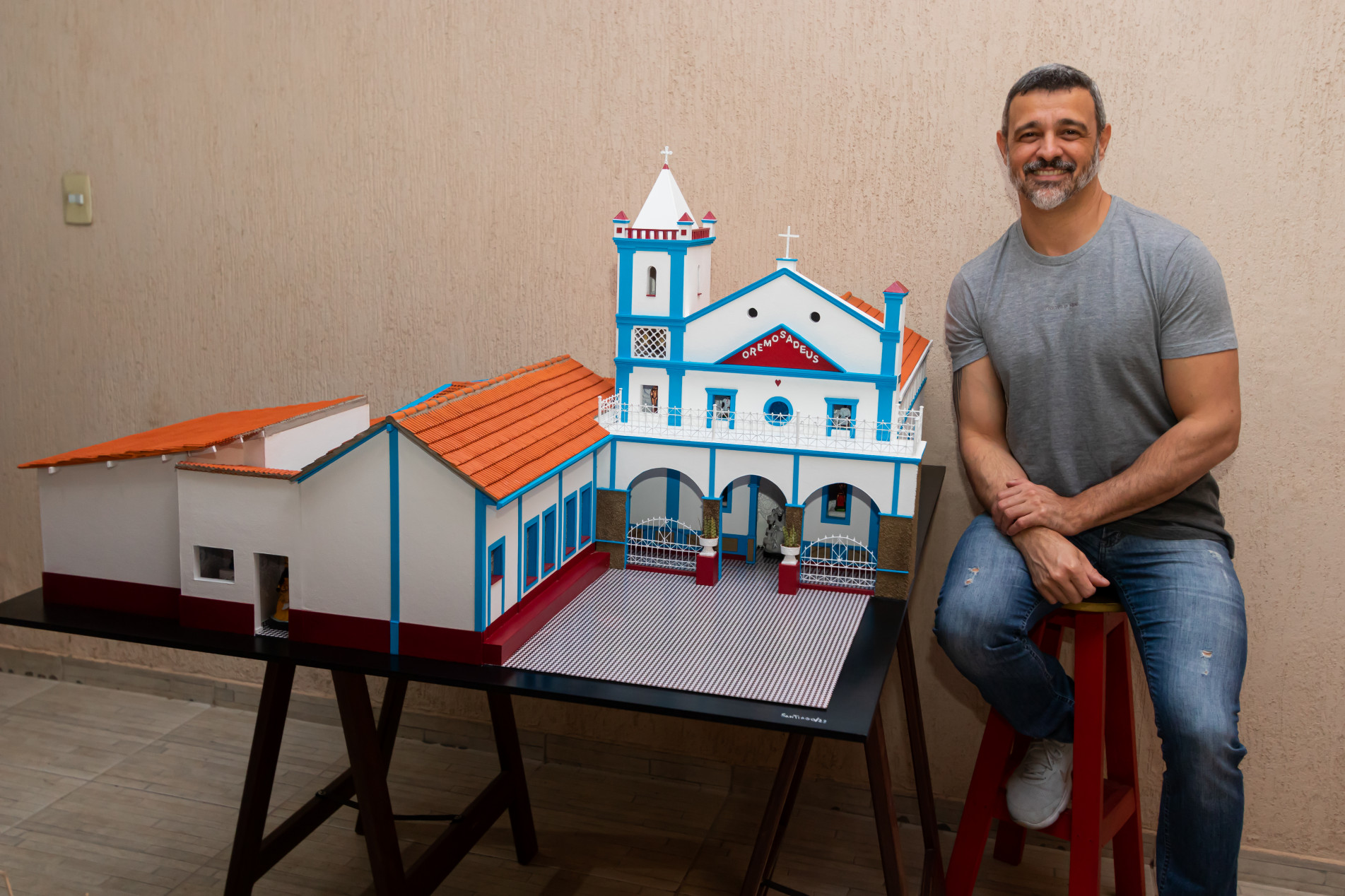Em maquetes e colagens, Santiago reproduziu a história do místico e a atual capela dedicada a ele