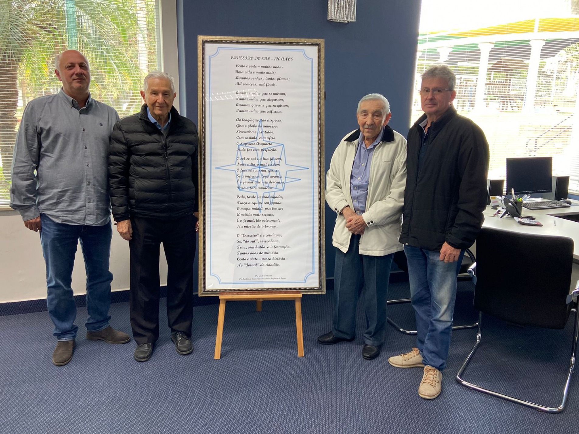 Na foto estão Sérgio Henrique Coelho, editor responsável do Cruzeiro do Sul, Laelso Rodrigues, Justo Penteado Chacon e Hélio Sola Aro, Presidente do Conselho de Administração da Fundação Ubaldino do Amaral, no momento da entrega da homenagem