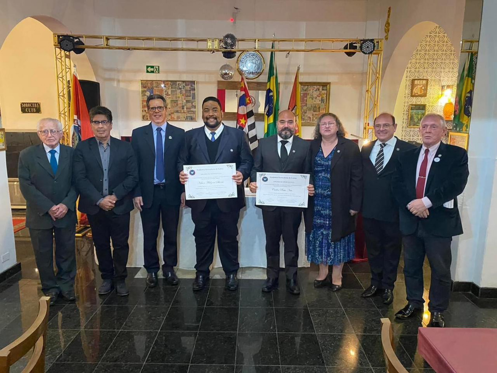 Nelson e Carlos (ao centro), ladeados por membros da Academia de Letras, foram empossados no último dia 18