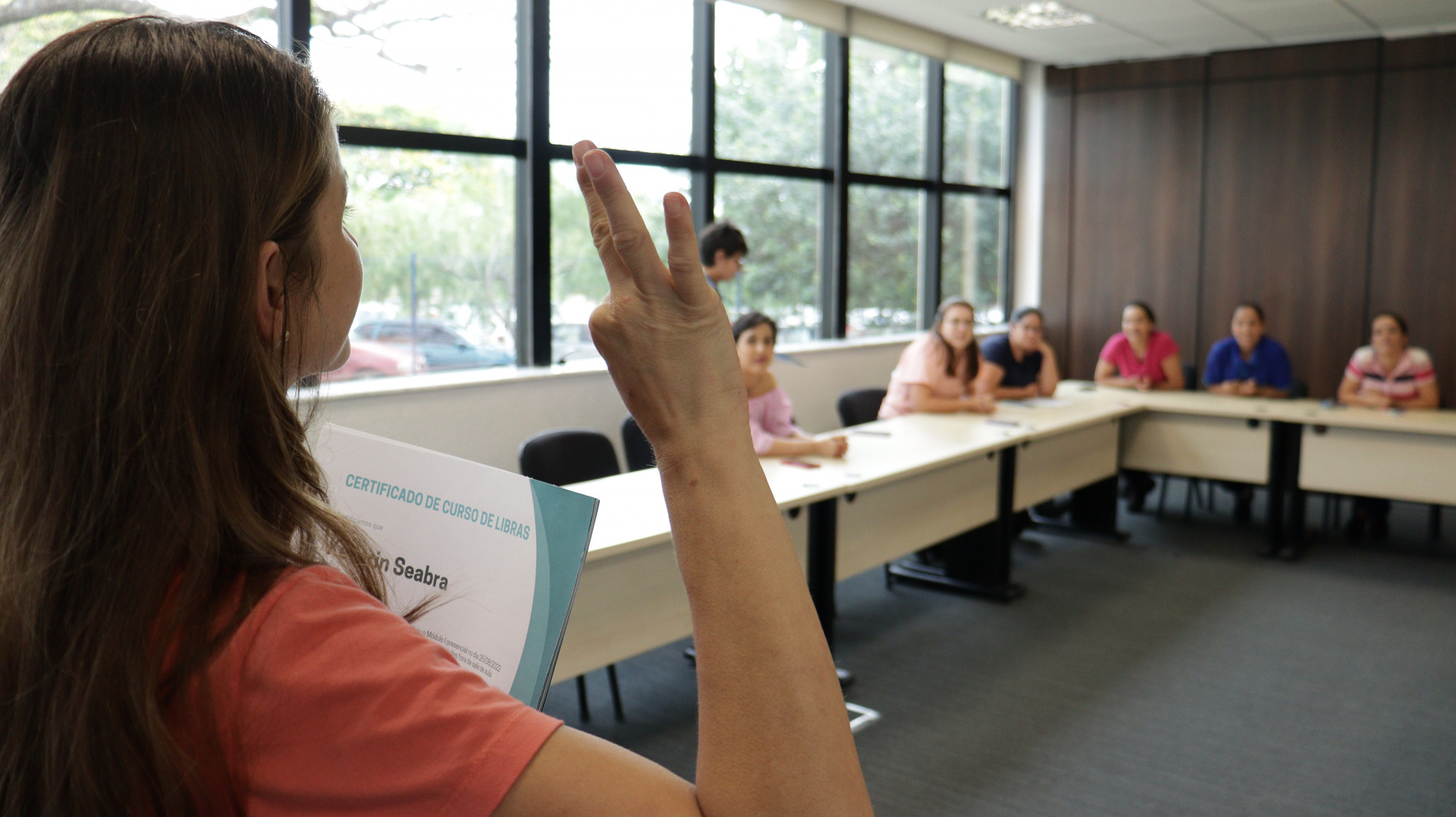 Multinacional de Boituva contrata surdos e ensina línguas de sinais aos funcionários
