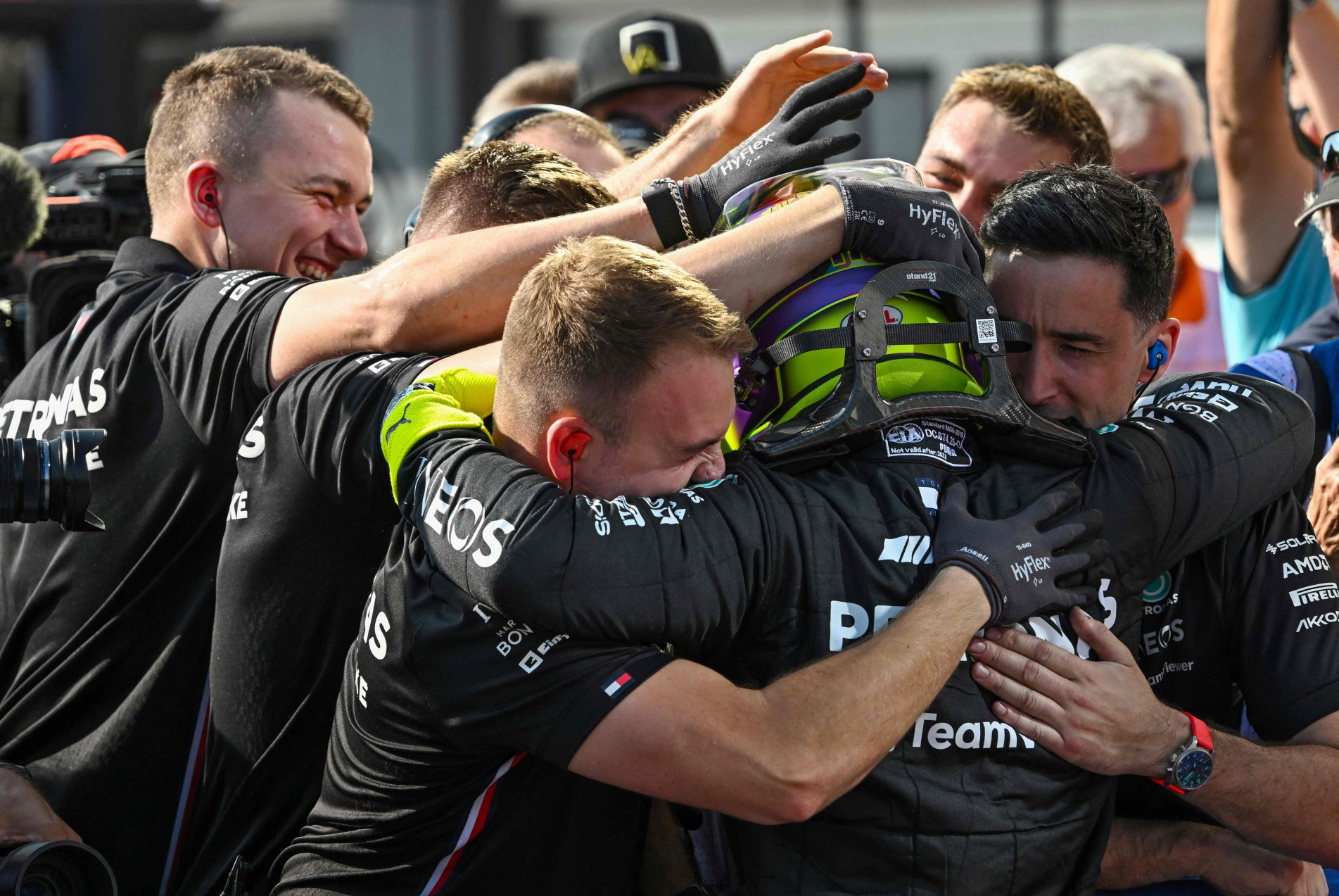 A conquista foi muito comemorada pela equipe Mercedes
