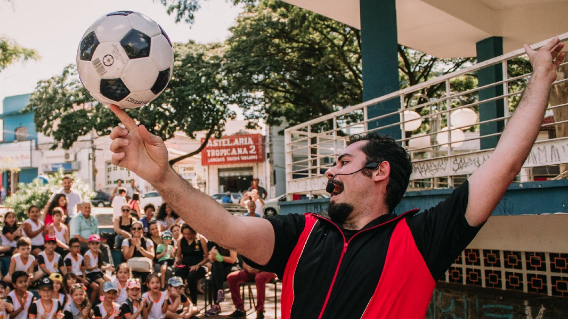 Na apresentação, Fusquinha faz malabarismo cômico e interage com o público
