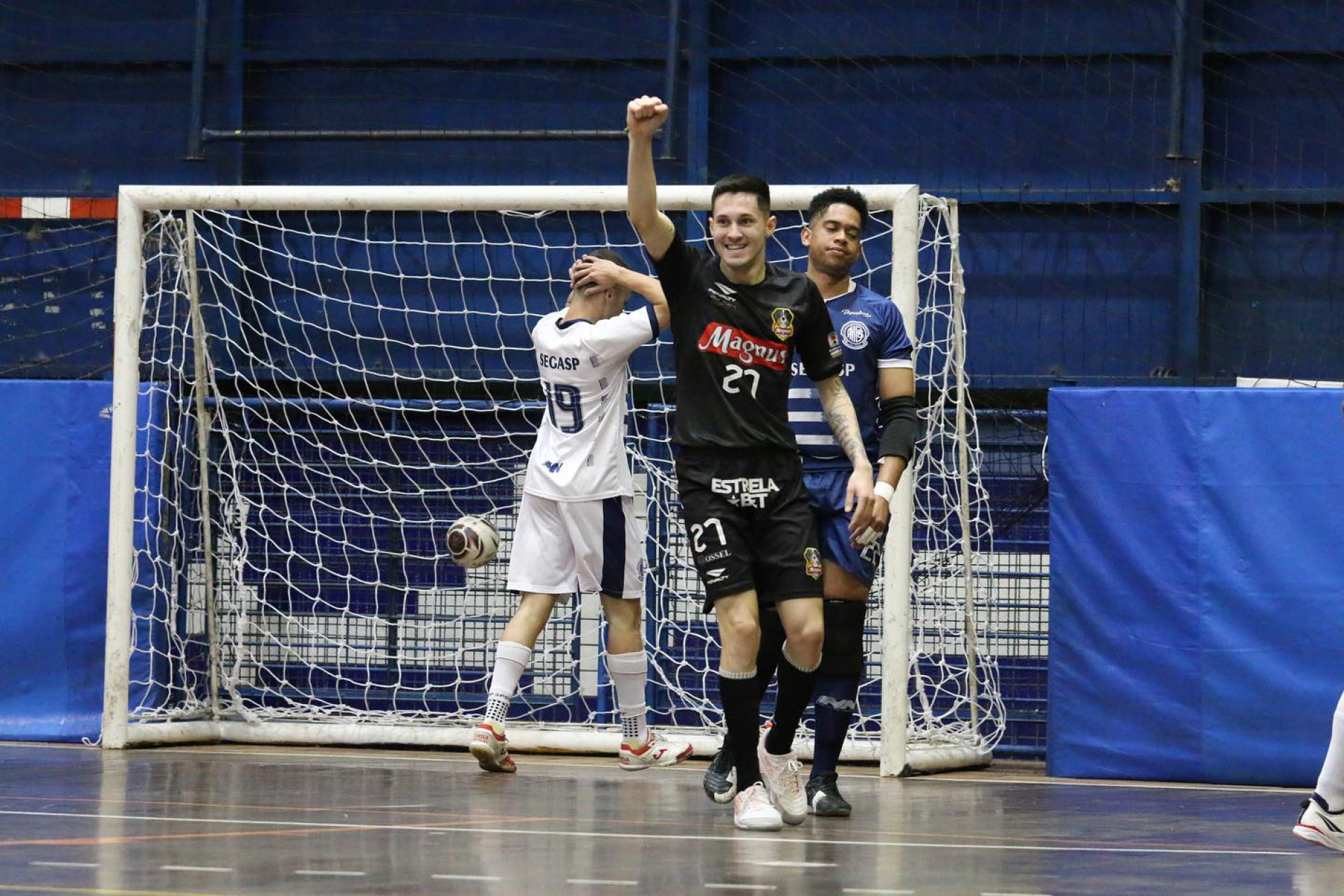 Ernesto fez dois gols, um em cada tempo