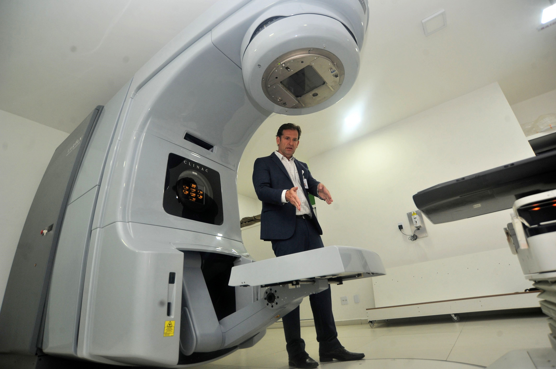 Médico radio-oncologista Max Strasser explica que a radioterapia de corpo total está diretamente relacionada com o transplante de medula óssea