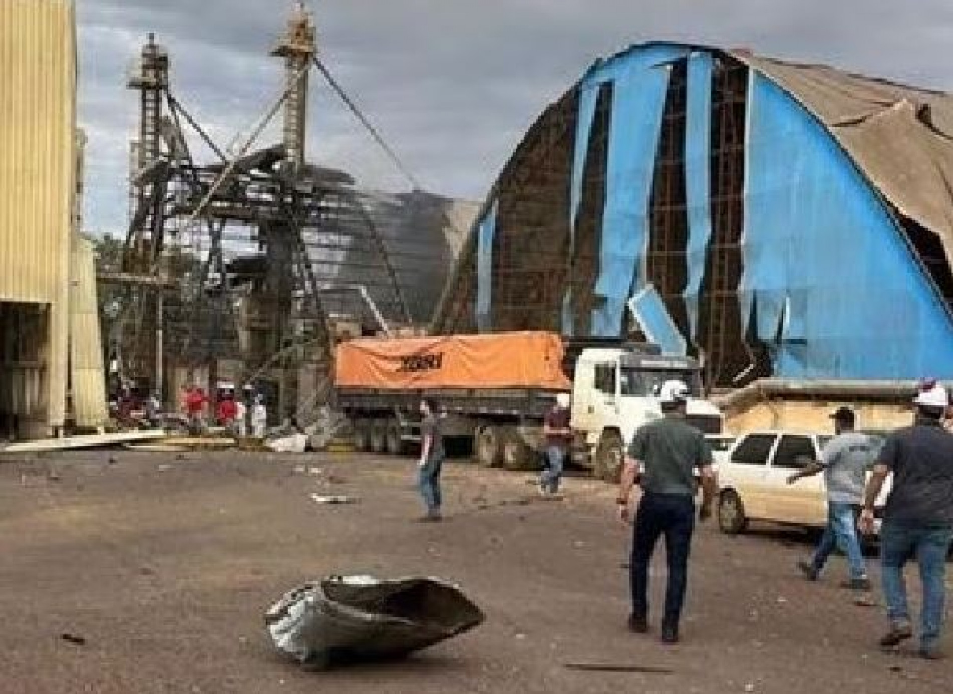 Equipes de resgate ainda procuram por uma pessoa
