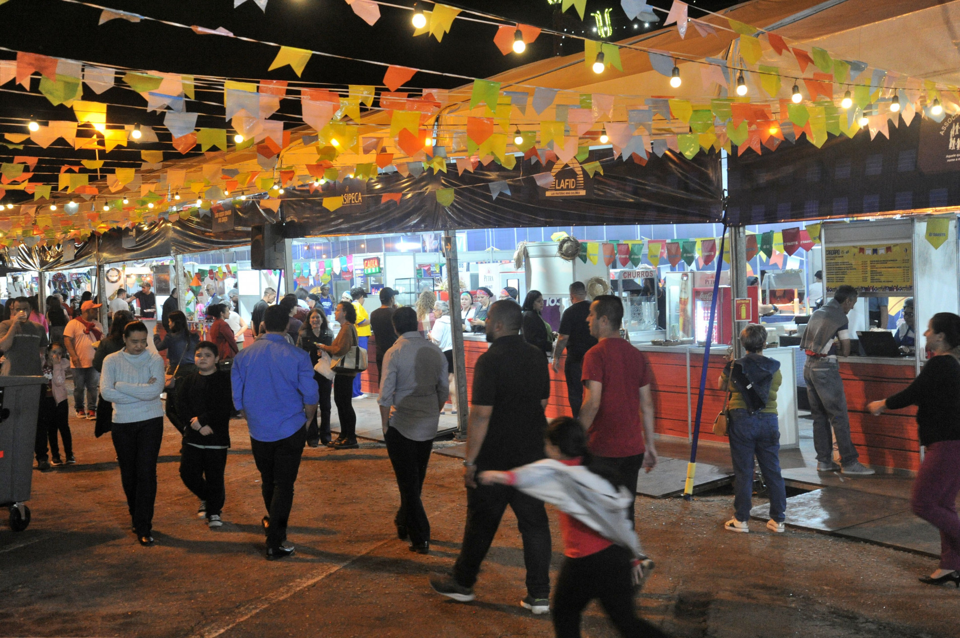 Festa conta com as tradicionais barracas de comidas e bebidas típicas comercializadas por 28 entidades assistenciais do município