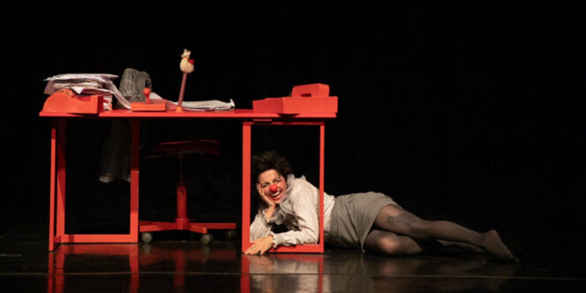 Em apresentação solo, a palhaça Vírgula enfrenta mais um dia de trabalho
