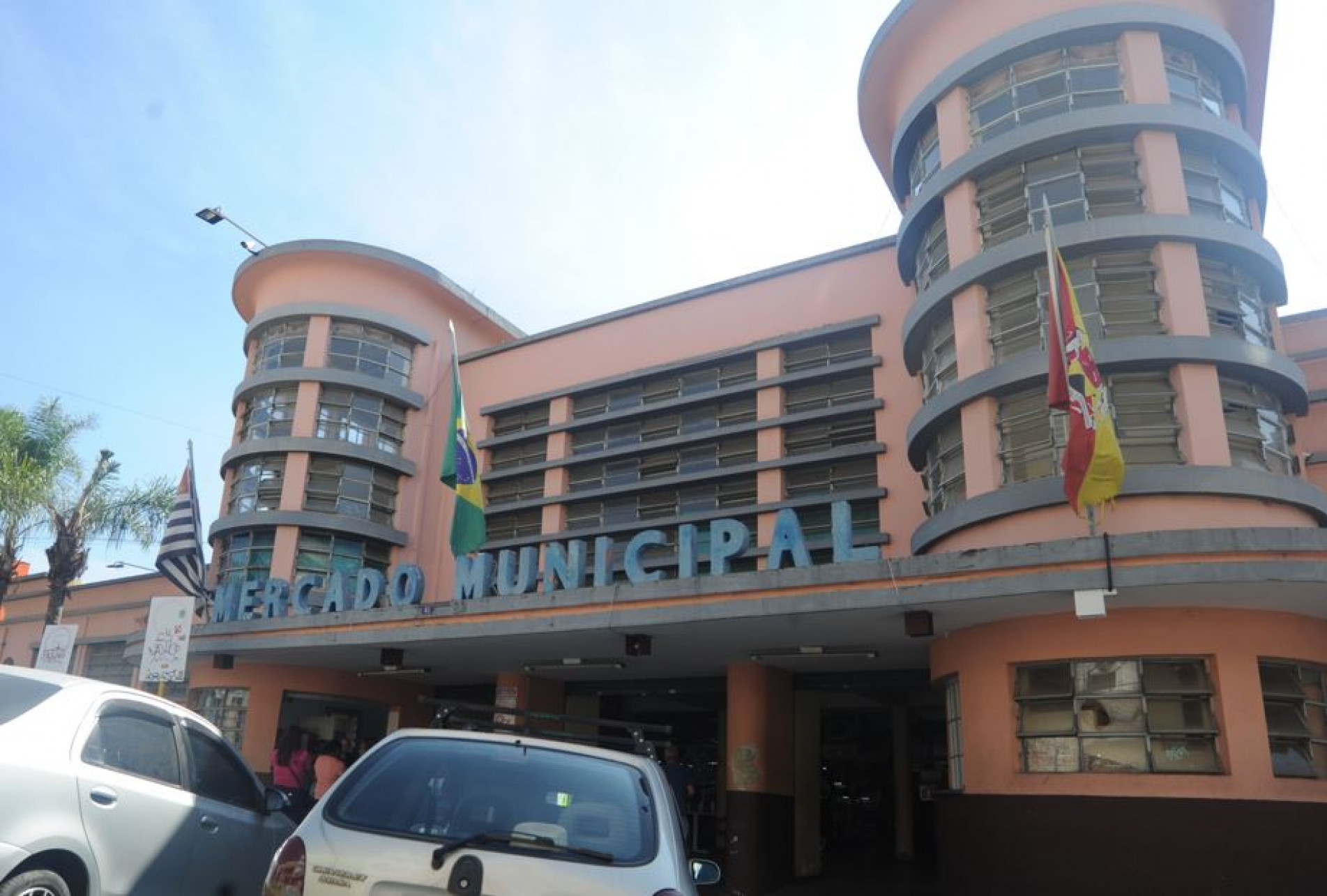 O prédio do Mercado Municipal, construído em 1938, é tombado pelo Conselho Municipal de Defesa do Patrimônio Histórico