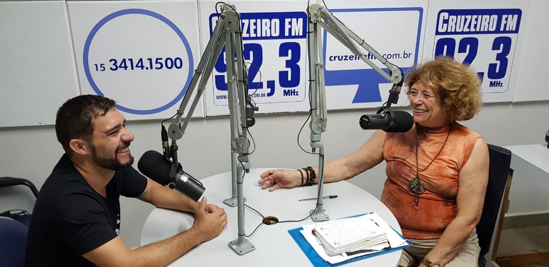 Apresentadora Mary Dantas, em estúdio da Rádio Cruzeiro FM
